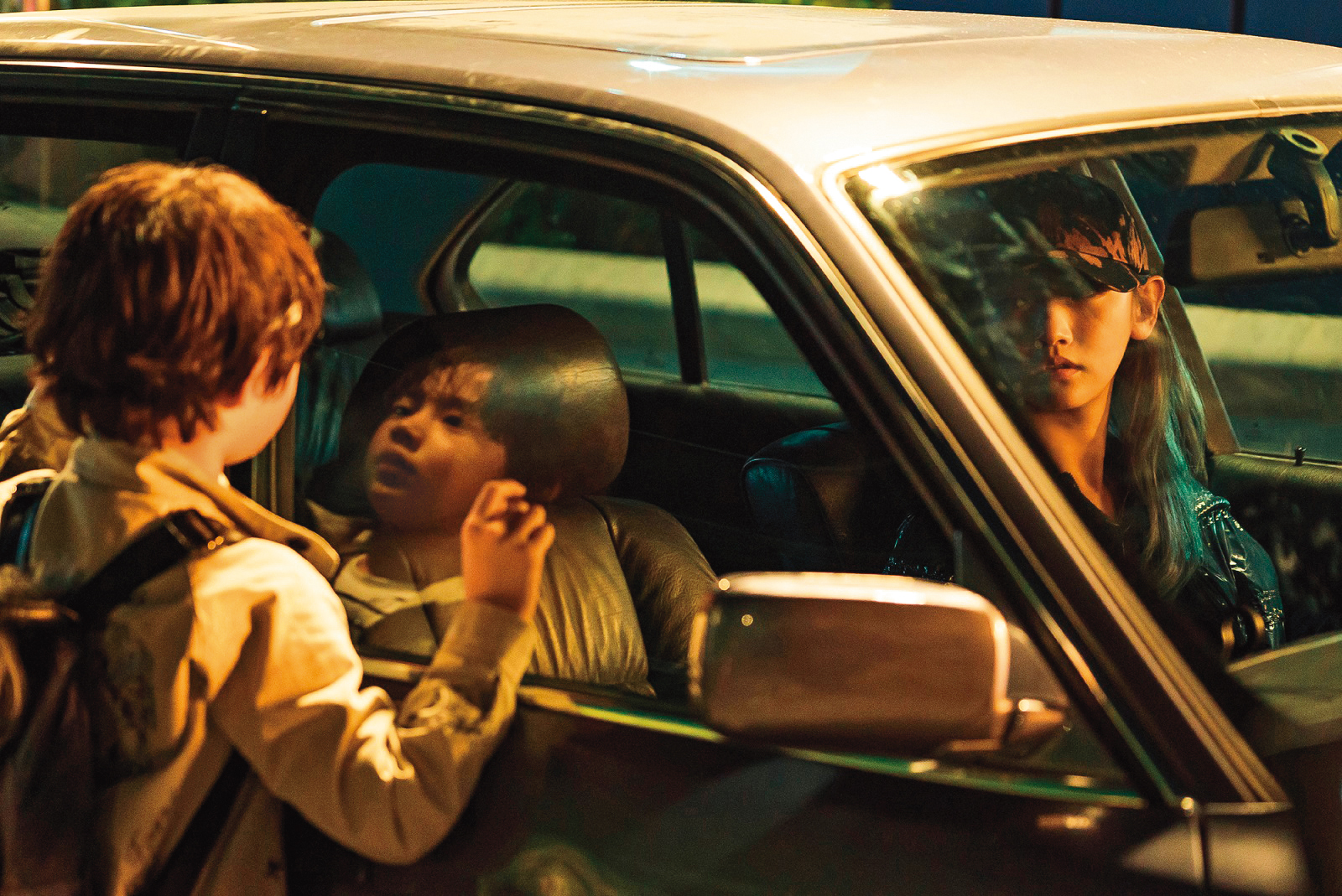 低調女司機受委託載送無辜捲入大人犯罪案件的孩子，變身地表最強保母。（車庫提供）