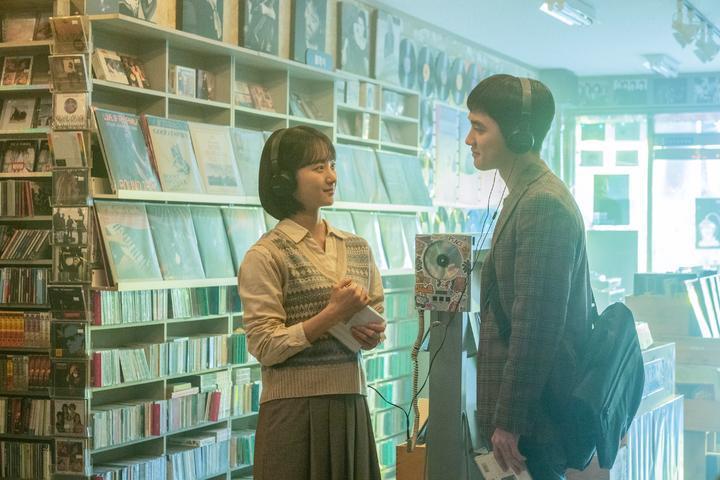 都敬秀(右)與元真兒主演的韓版《不能說的秘密》劇照曝光,兩人重現台版在唱片行一起聽歌的場景。(翻攝自NEWSIS)
