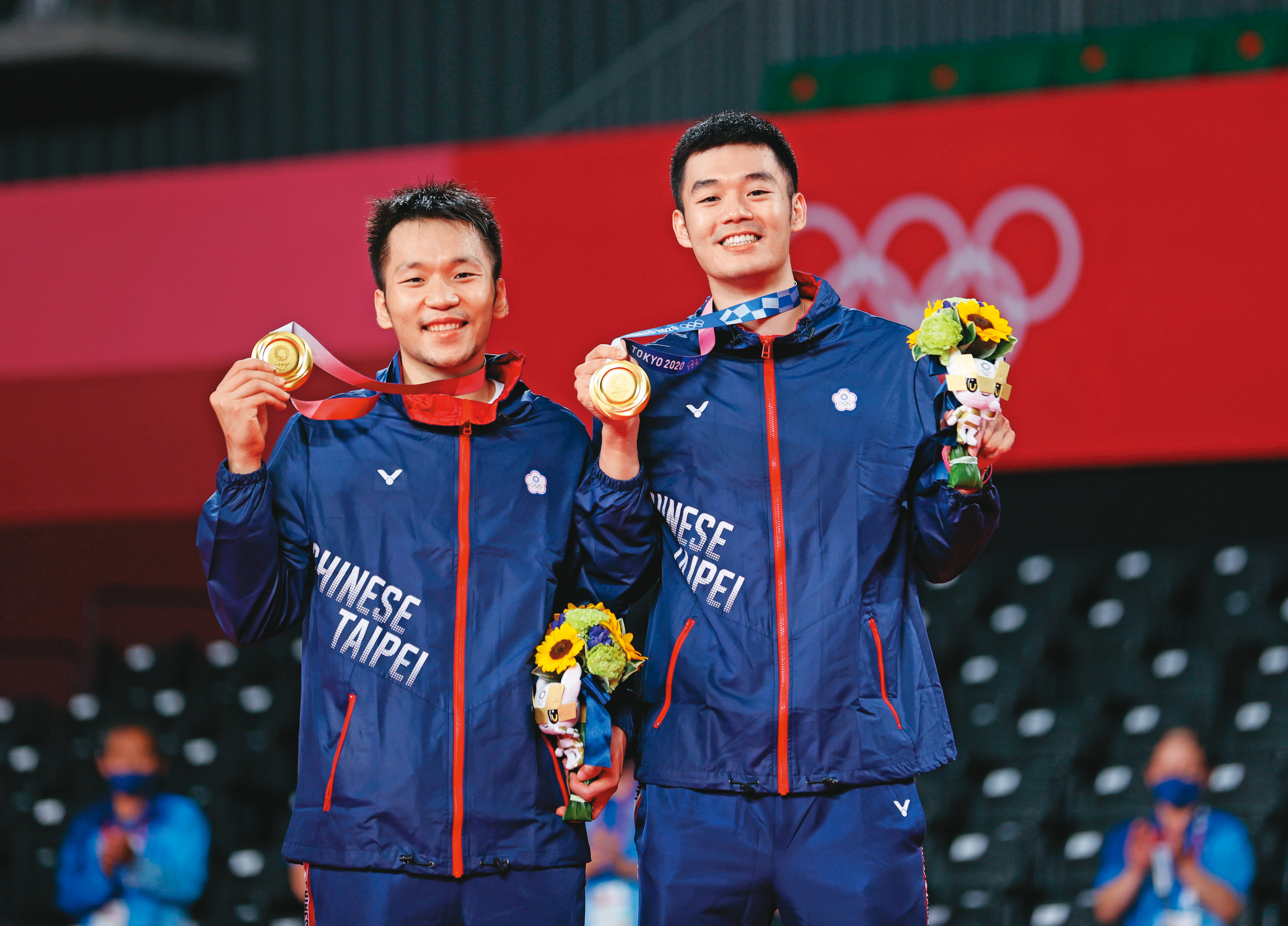 只要金銀銅牌數量夠多，成績數字夠亮眼，縱使遇上政治干預，依舊能以火雷破山海之勢，殺退髒手段。圖為麟洋配奪下東奧羽球男雙金牌。（體委會提供）