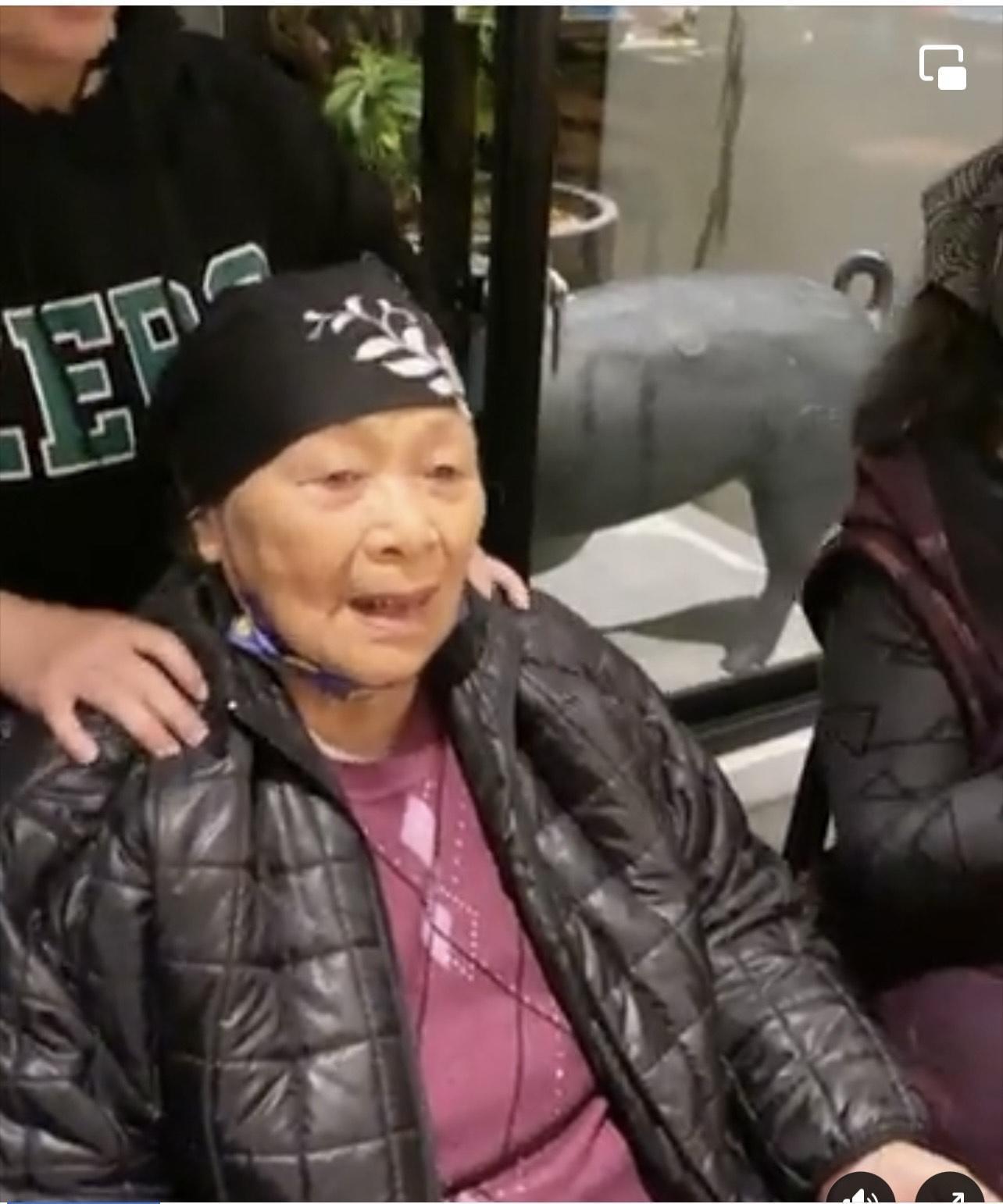 85歲的張媽媽過年開心唱歌。（翻攝自阿妹臉書）