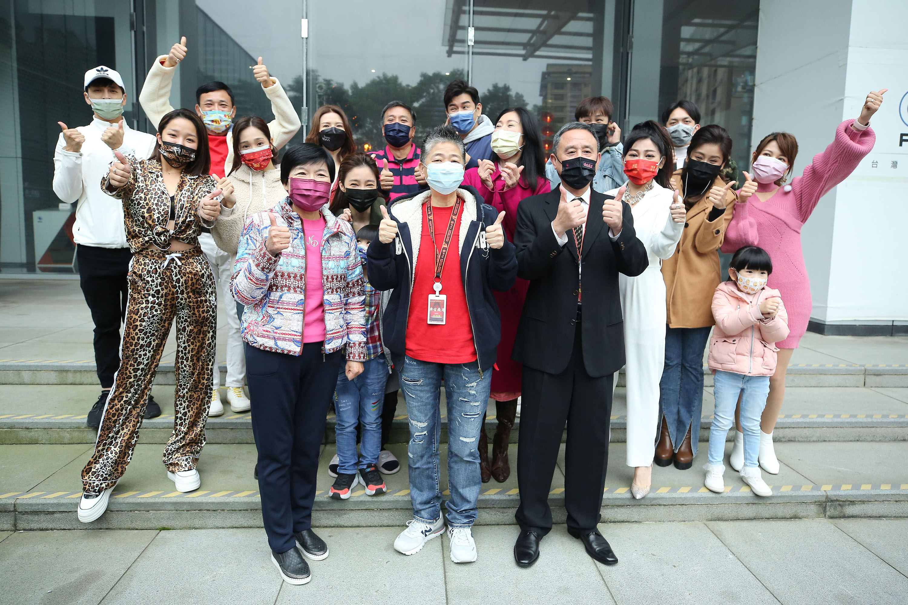 《黃金歲月》製作團隊舉行開工團拜。（民視提供）