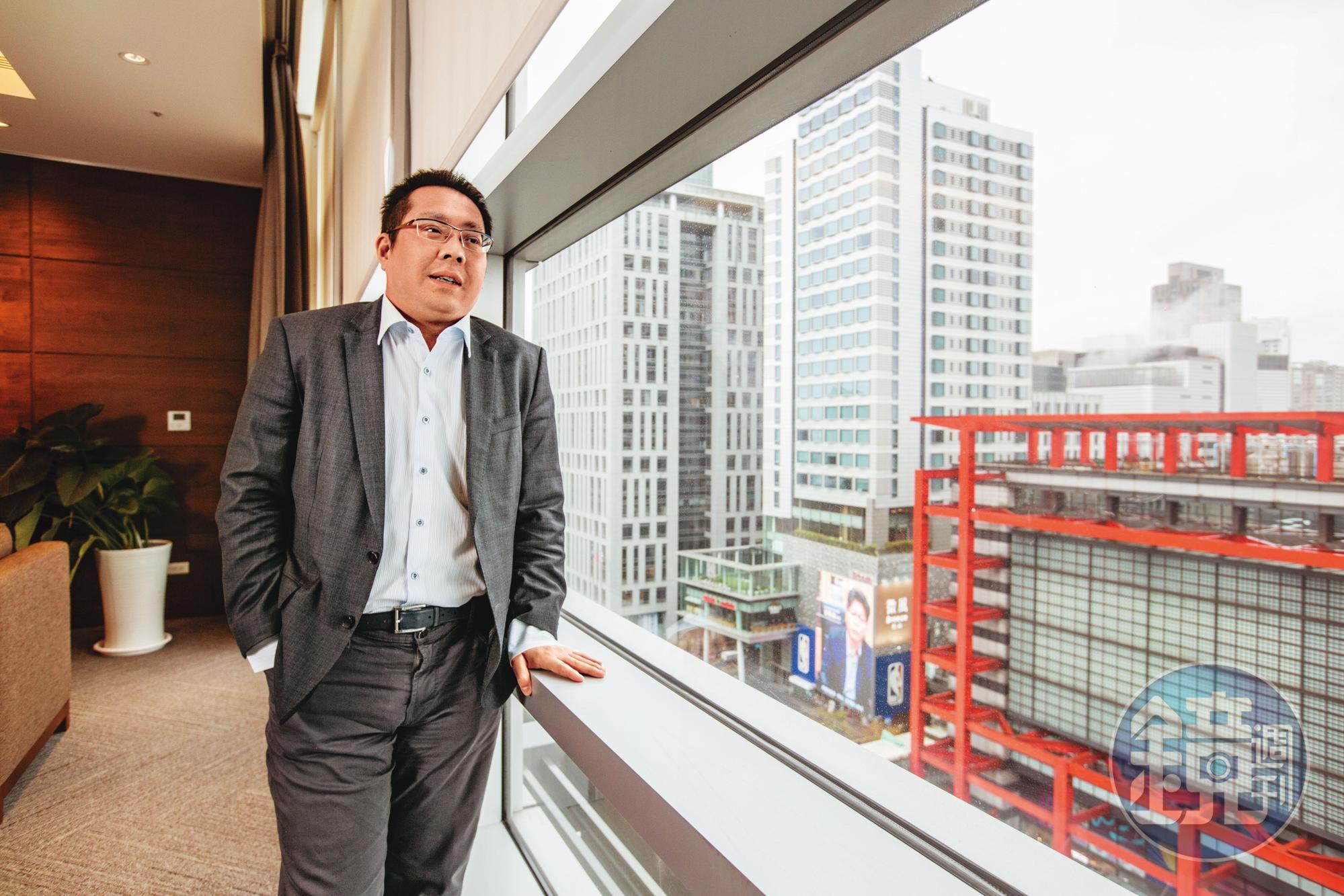 身為老么的吳昕昌進新光三越歷練後,負責數位和影城等娛樂事業。