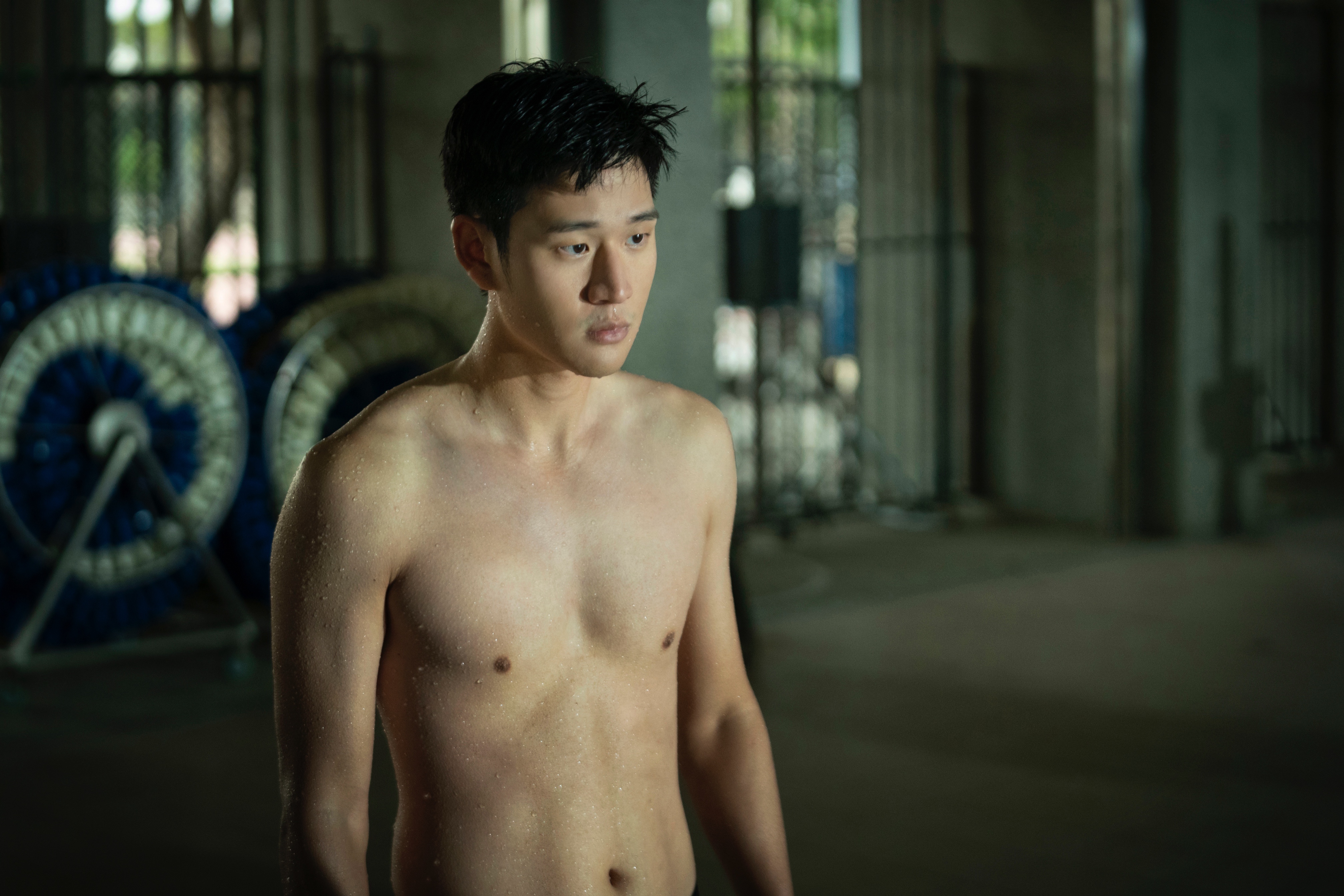 周興哲在片中大方秀出好體格，但其實他還刻意不練身材，仍可看見隱約的人魚線及腹肌。（華映）