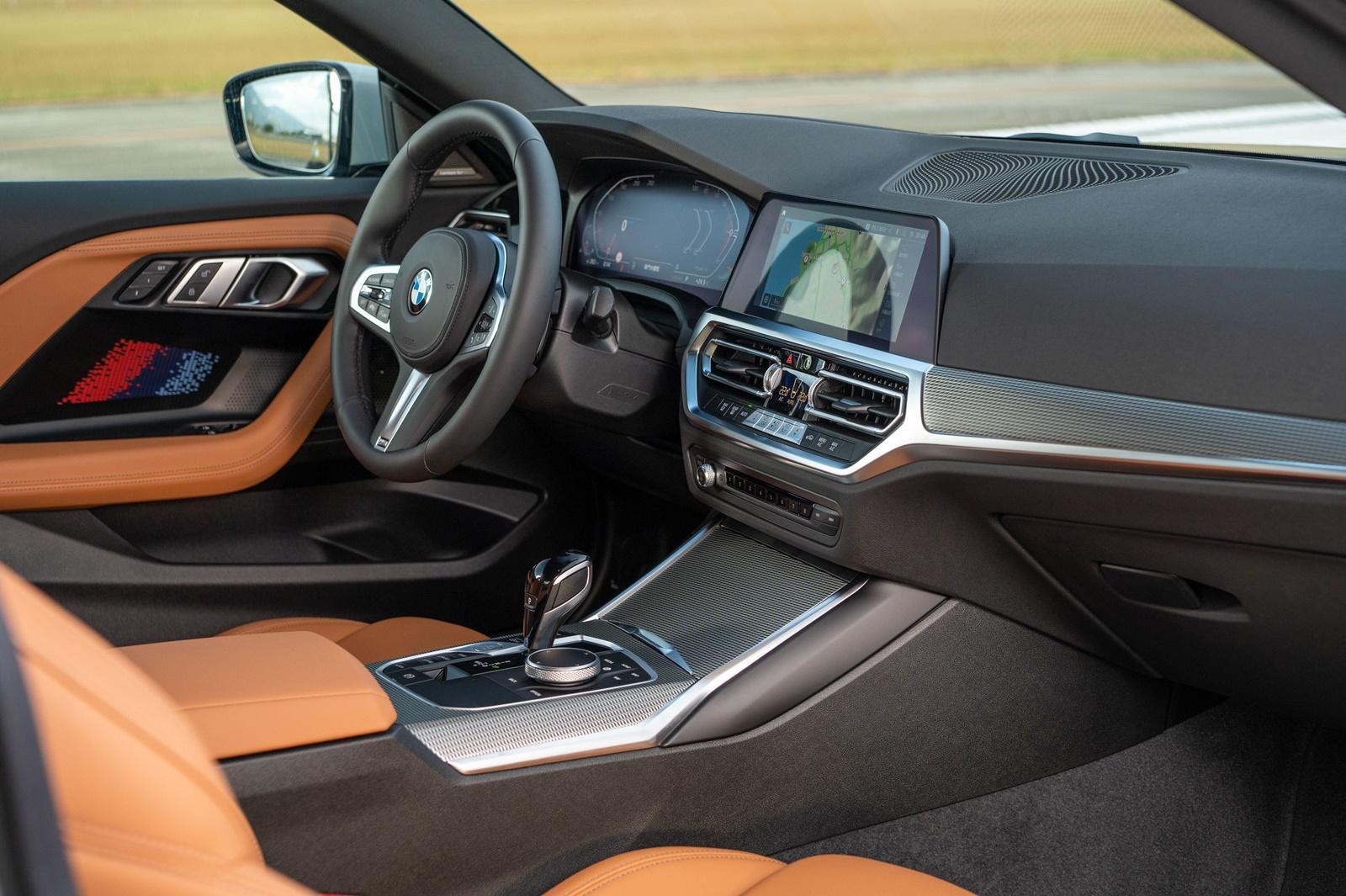 BMW 220i M Sport所配備的M真皮多功能方向盤、Sensatec透氣皮質雙前座跑車座椅以及雙前座電動調整含駕駛座記憶功能，賦予車室內強烈的運動化氣息，加上鋁質格紋飾板、環艙氣氛燈組與豪華型三區恆溫空調，打造出獨一無二的豪華車艙感受。