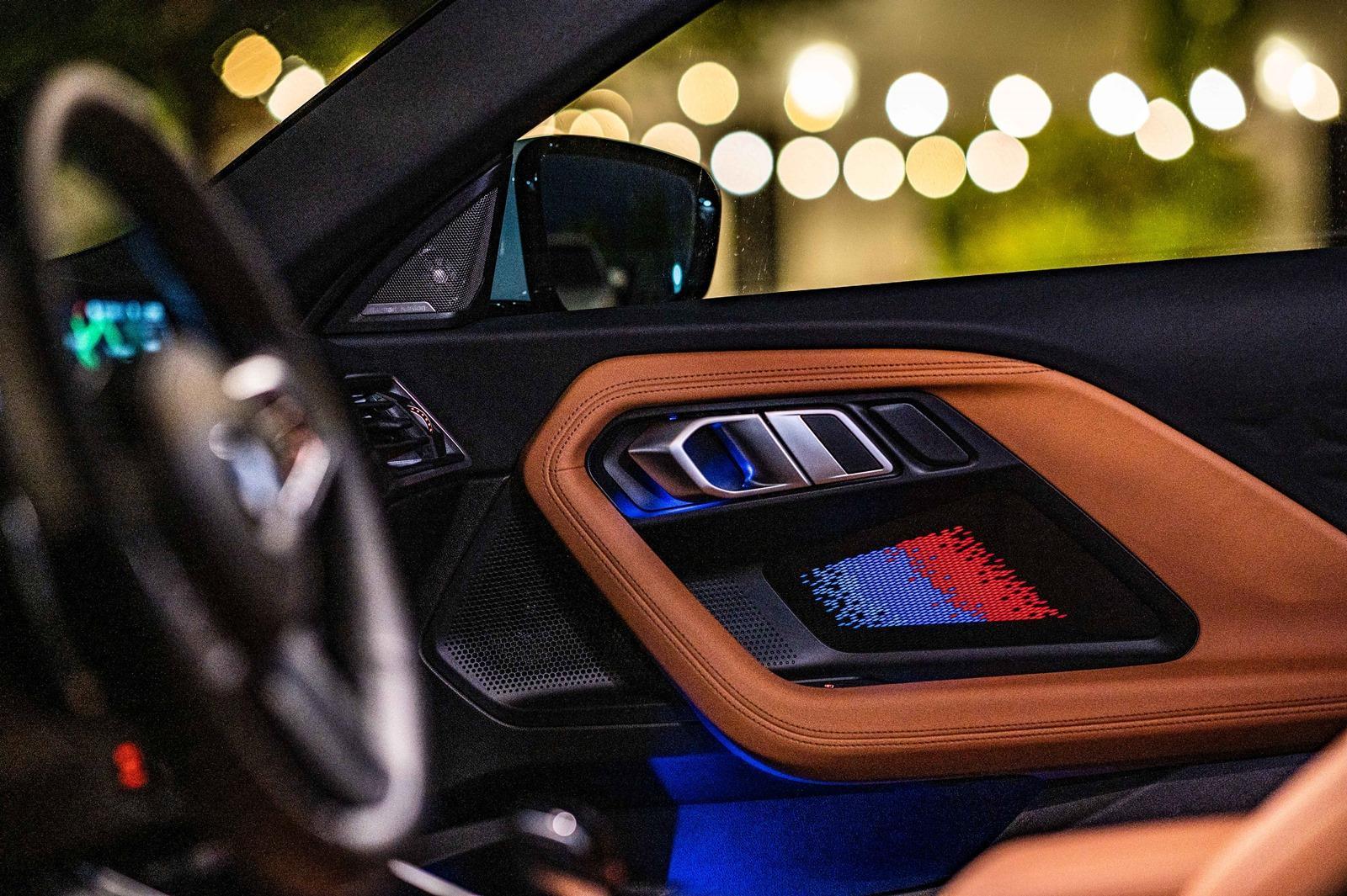 全新2系列Coupé雙門跑車M240i xDrive更追加Vernasca真皮M雙前座跑車座椅、M光影車門飾板、M款縫線安全帶及harmankardon高傳真音響系統，洋溢BMW M Performance專屬動感風格。