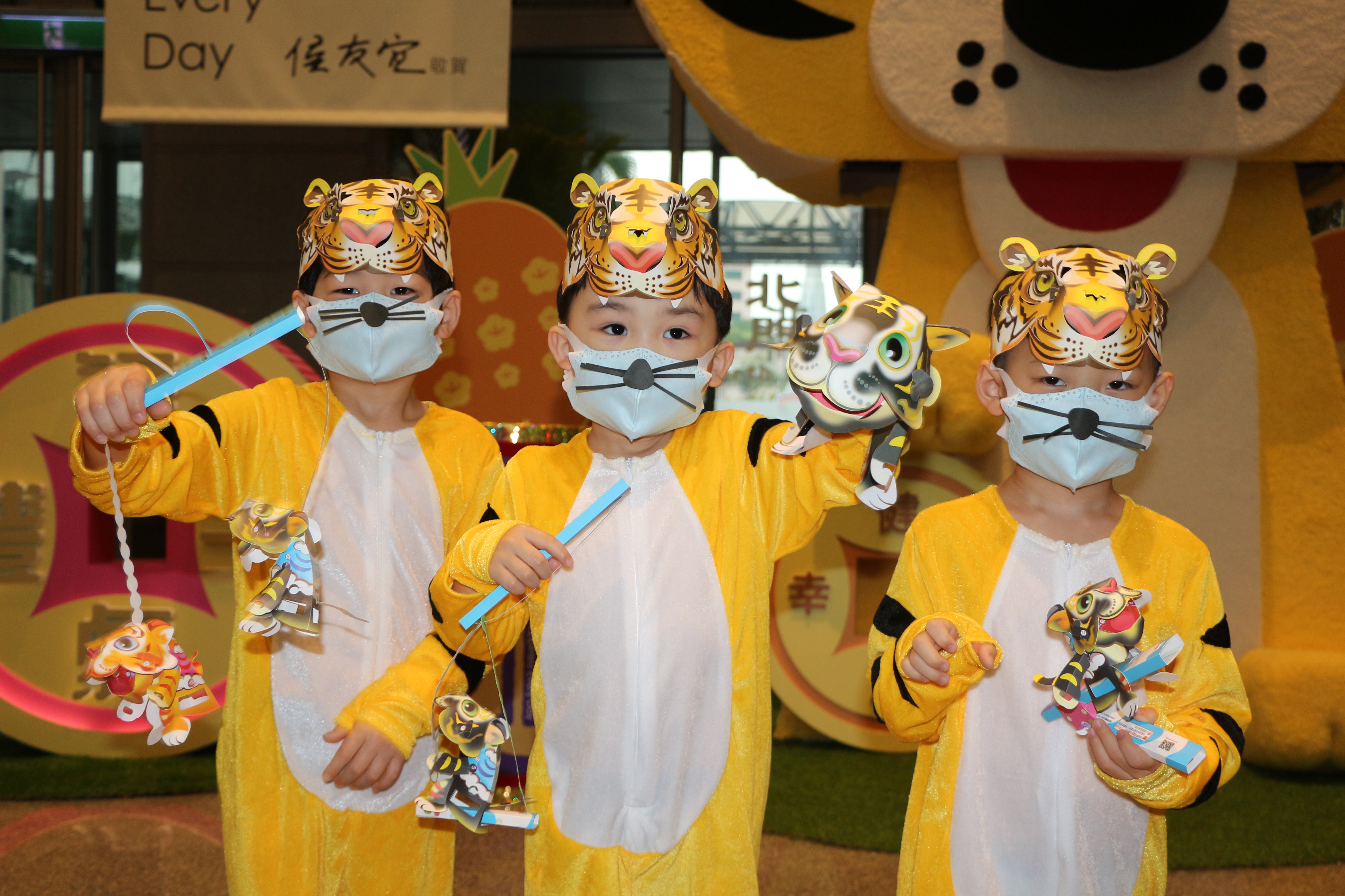 新北市今（7日）發表「金虎爺」「黃虎將軍」「黑虎將軍」3款小提燈。（新北市民政局提供）