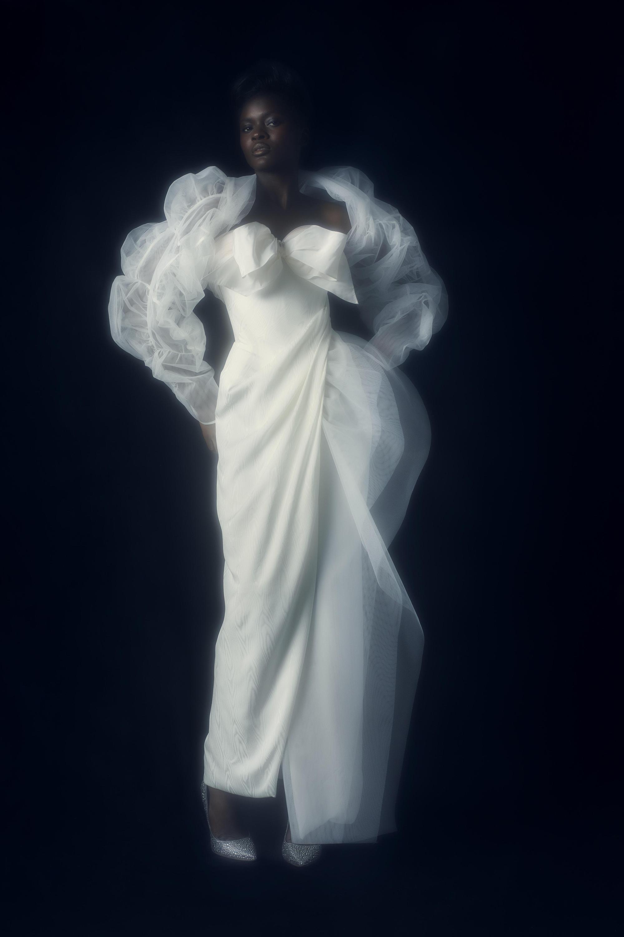Andreas Kronthaler for Vivienne Westwood 2022春夏訂製系列中,無論是1950年女星瑪麗蓮夢露及當代經典造型為靈感的沙漏廓形,亦或是將18世紀的凡爾賽宮朝服的華麗剪裁應用於婚紗禮服之上,讓人不禁聯想到Marie Antoinette的盛世美貌,都在盡情展現柔美嫵媚同時,更體現女性時尚的矛盾與沖突。(Vivienne Westwood提供)