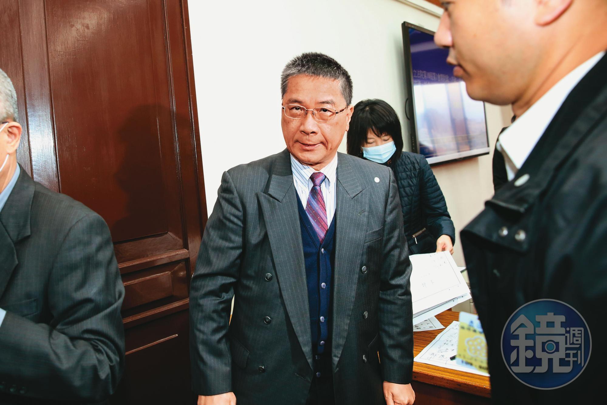 面對強敵、新北市長侯友宜,綠營內有呼聲拱內政部長徐國勇出征,「部長對戰署長」。