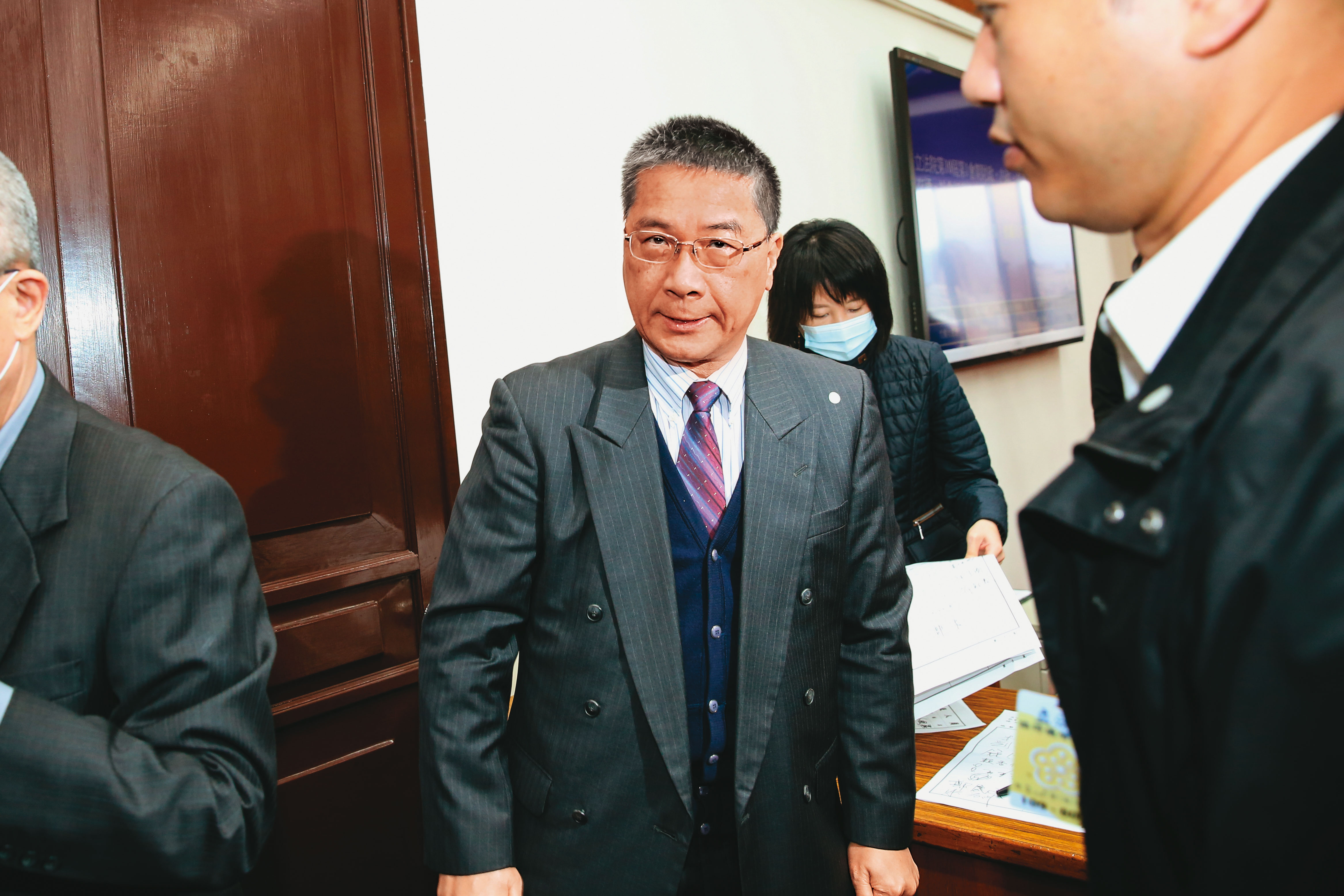 面對強敵、新北市長侯友宜，綠營內有呼聲拱內政部長徐國勇出征，「部長對戰署長」。