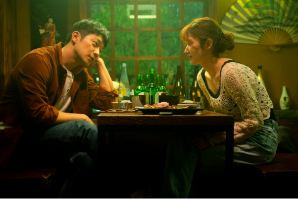 全鍾瑞（右）與孫錫求兩演技派演員在《配對遊戲》談情，上架後深獲台灣觀眾喜愛。（車庫娛樂提供）