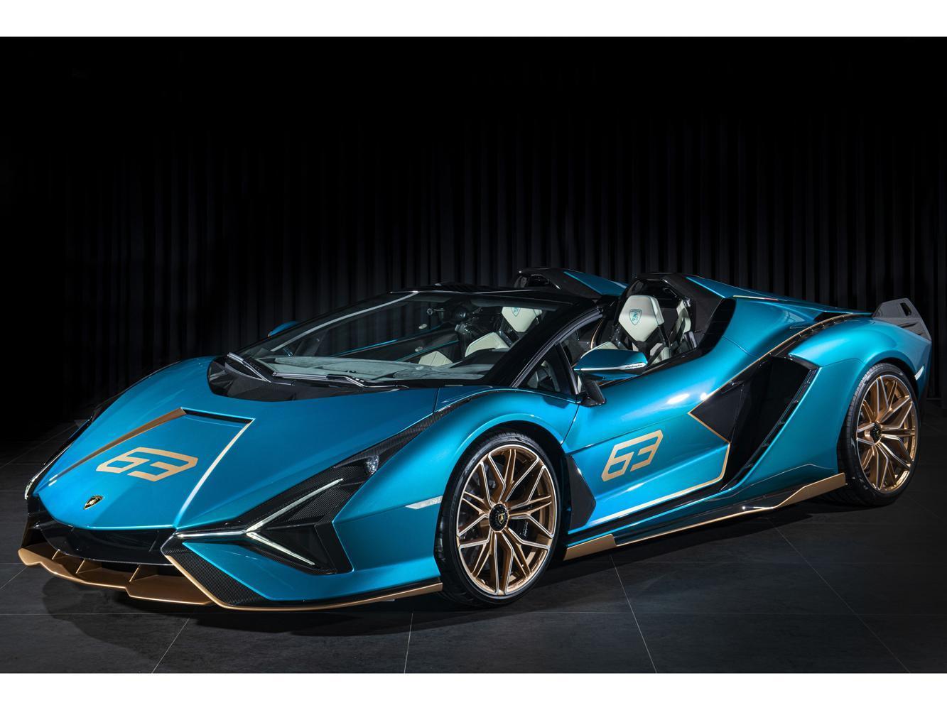 首度在臺亮相的Lamborghini Sián Roadster外觀車色為Blu Uranus—將天空湛藍與田野鬱綠層疊出完美的金屬色澤車身漆色，搭以Oro Electrum琥珀金點綴，喚醒上空敞篷超跑擁抱疾風與自由的無盡駕馭樂趣。