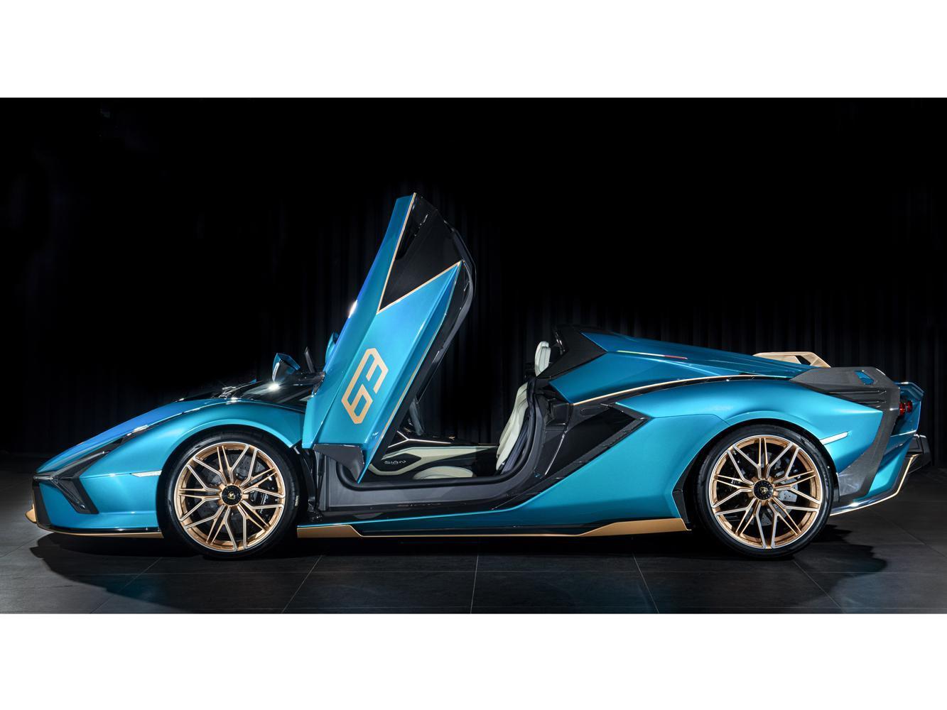 Lamborghini Sián Roadster的設計靈感源於品牌雋永經典Countach，碳纖維勾勒出極具辨識度的精銳車身線條， 全然露天的革新座艙設計，給予駕駛者無窮天際，盡享馳騁中絕無僅有的感官饗宴。