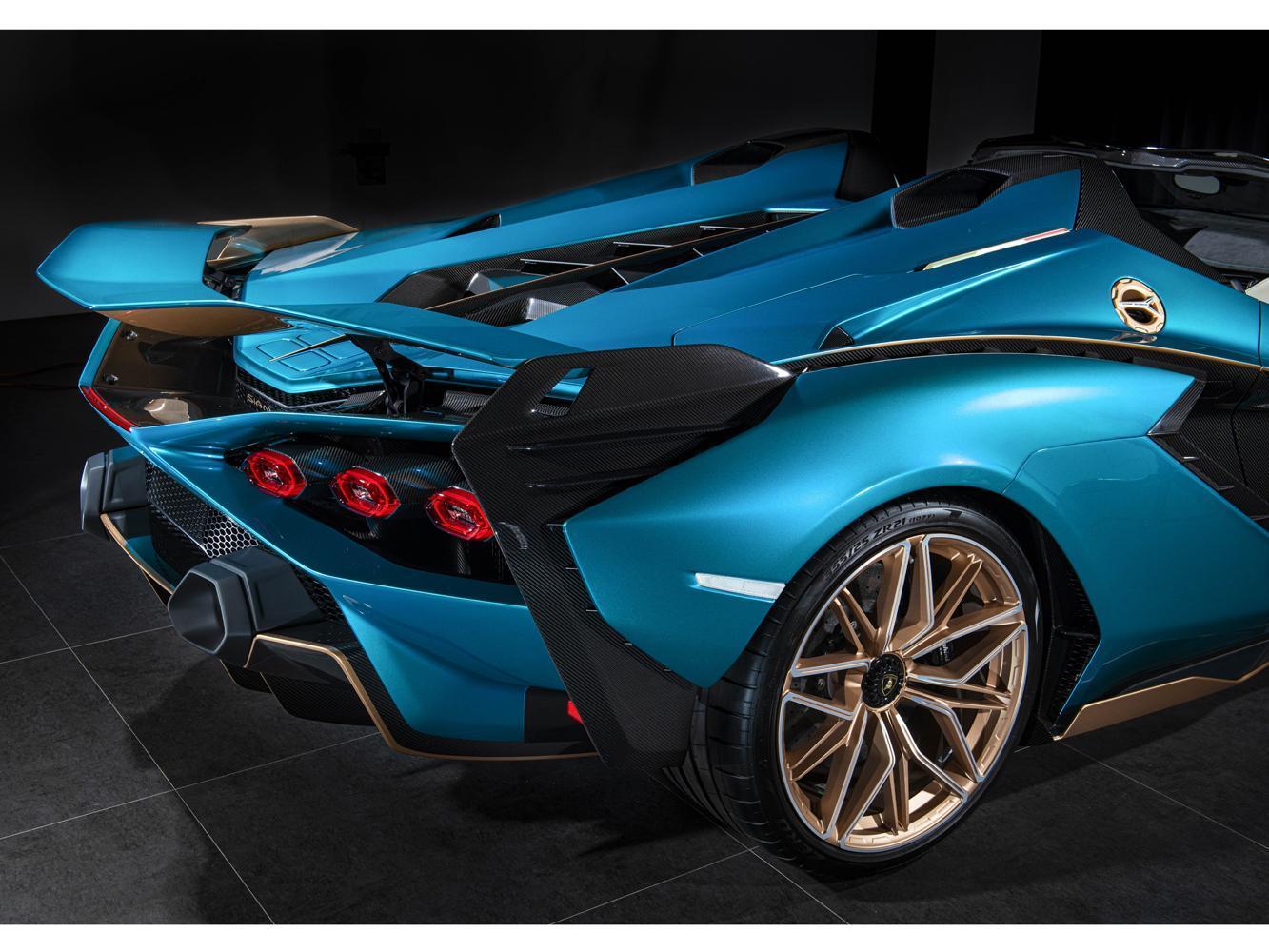 車身後部採用獨特材料與Lamborghini 專利技術，使主動冷卻蓋板的運行可經由智能溫感材料對排氣系統產生的溫度反應觸發作動，當排氣區域溫度過高，蓋板會自動打開，無須任何電子感應輔助，提供輕量優雅的冷卻技術。