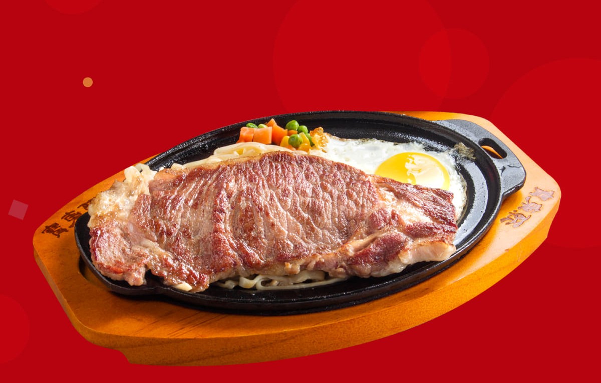 一名網友好奇到孫東寶如何專業點餐，卻引發其他人大推濃湯及餐包。（翻攝自孫東寶 台式牛排教父臉書）