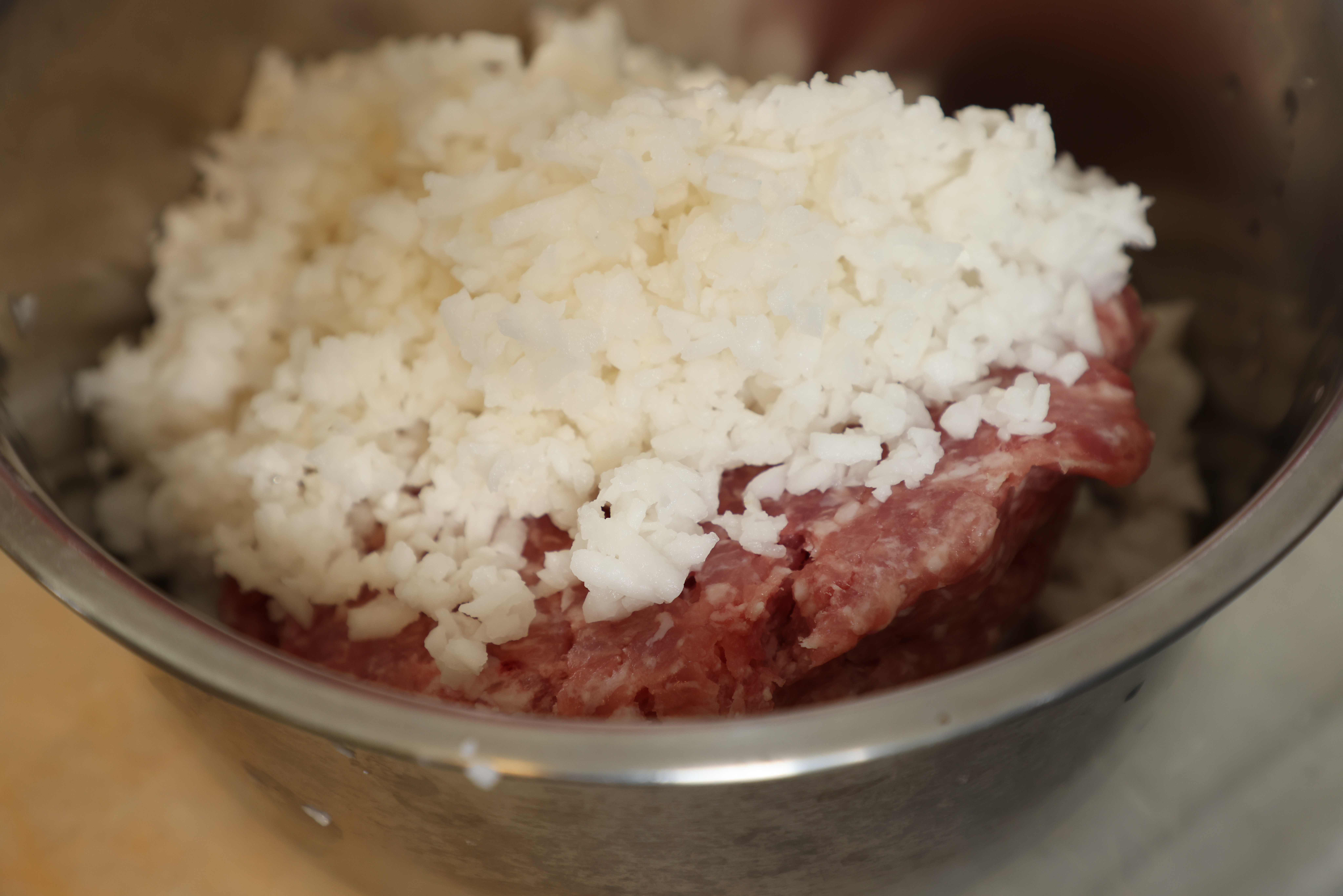 在絞肉中拌入荸薺碎。