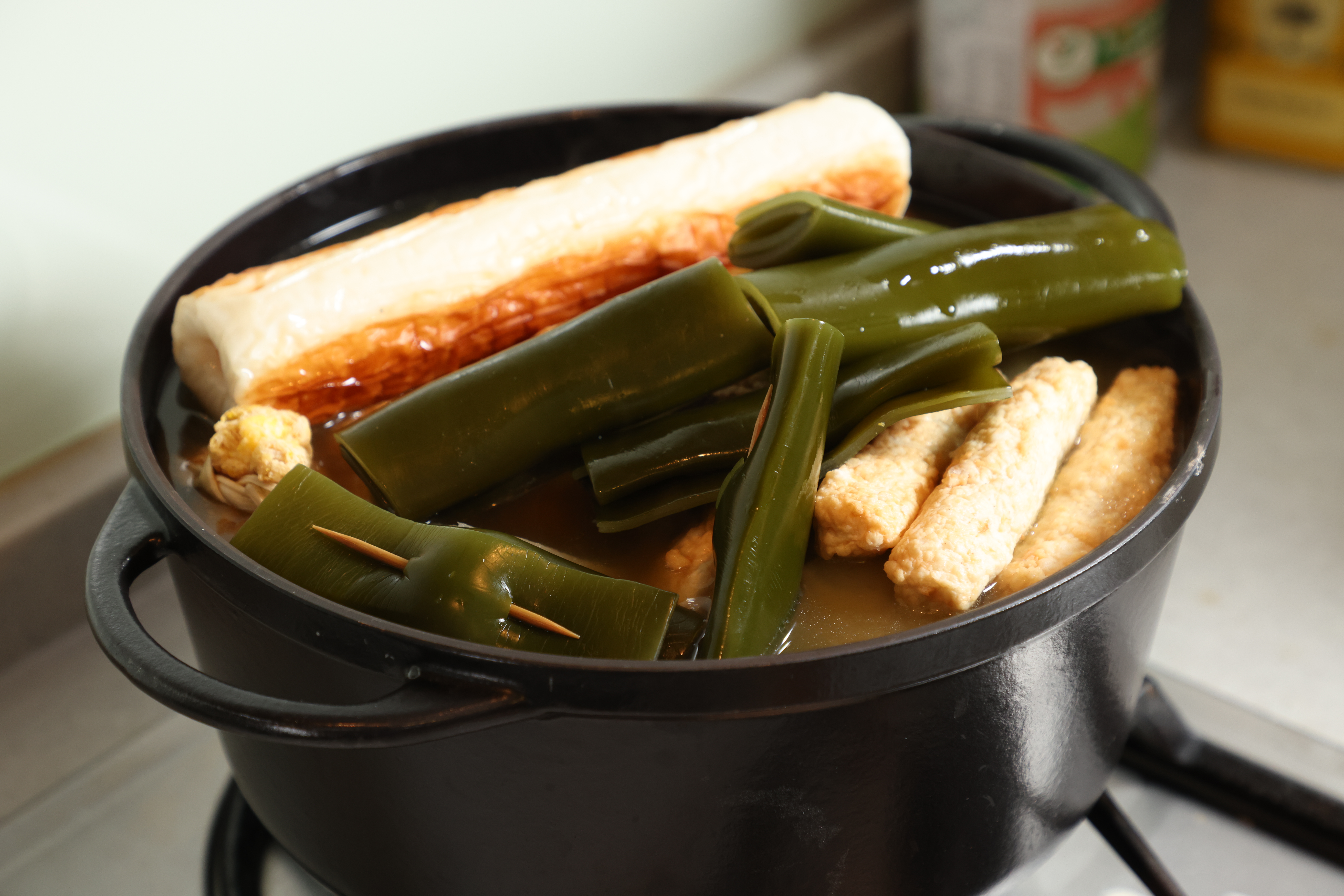 將食材放入滷水中燉煮。