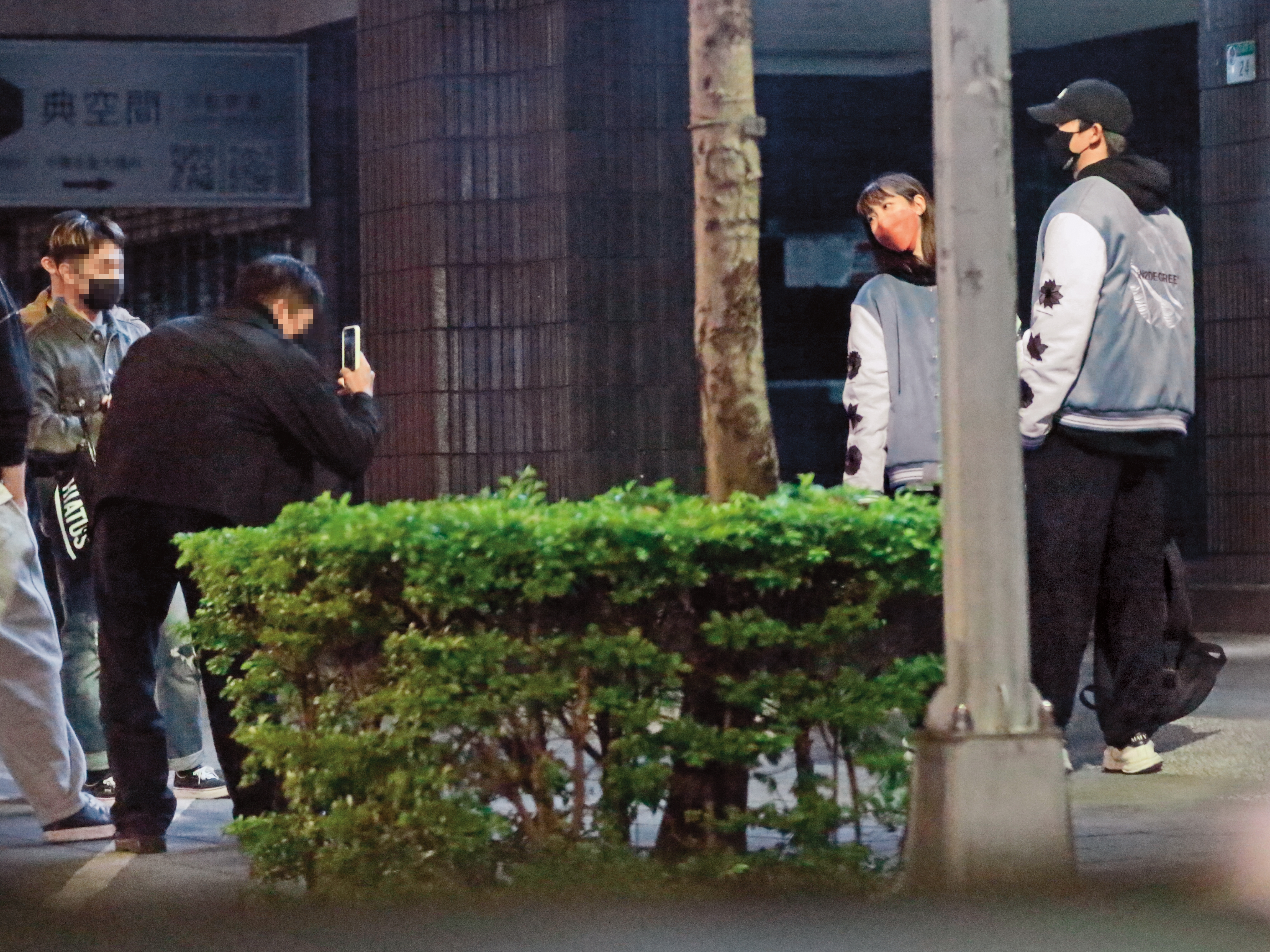 23：58，兩人被拱拍情侶照，看來情侶關係在朋友圈中很公開。