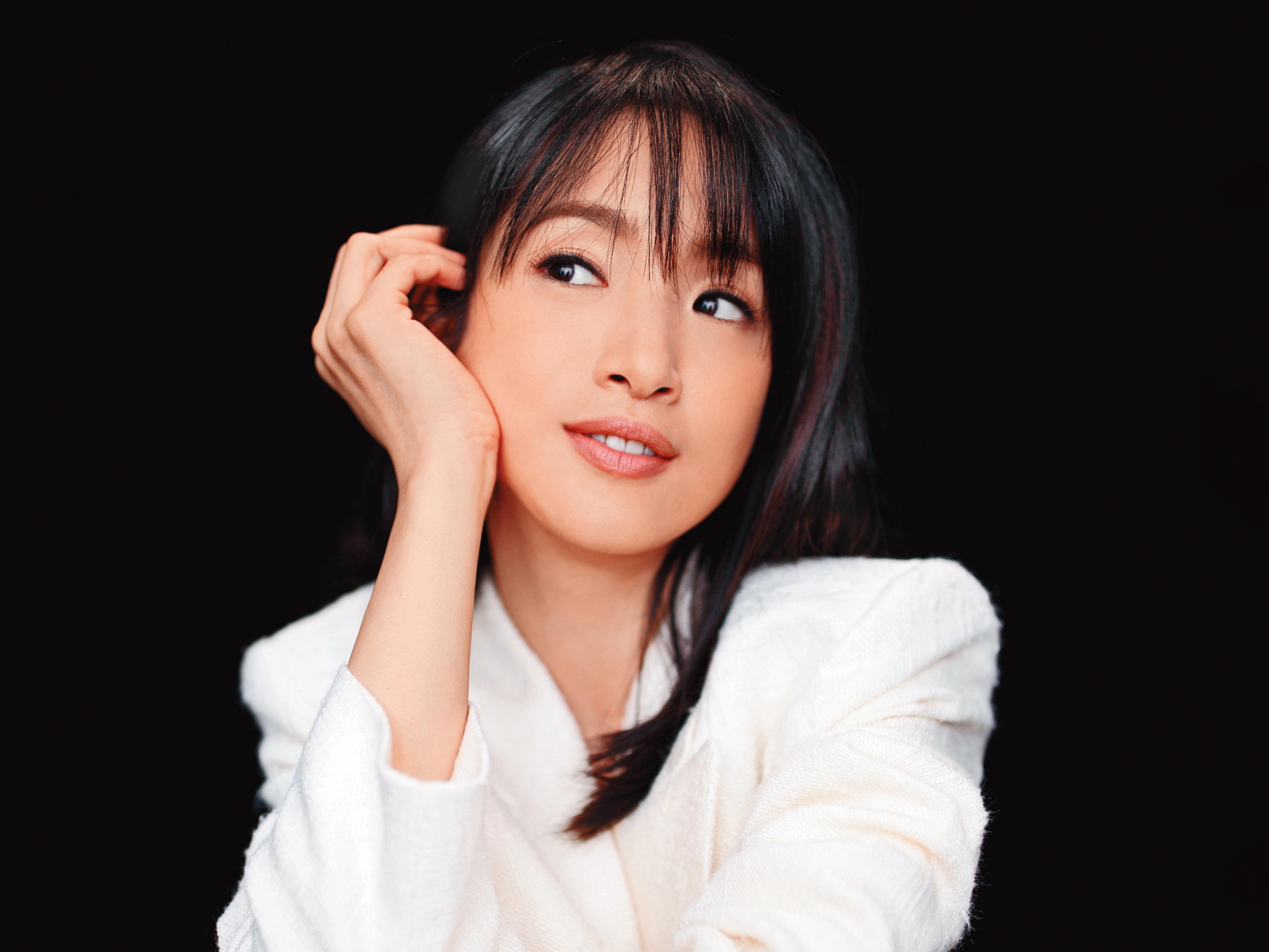 針對外界的批評，林依晨坦言：「不在我的憂慮範圍內，十年前就不再看了…我認真經營人生都來不及了，沒時間再去看那些耶！」