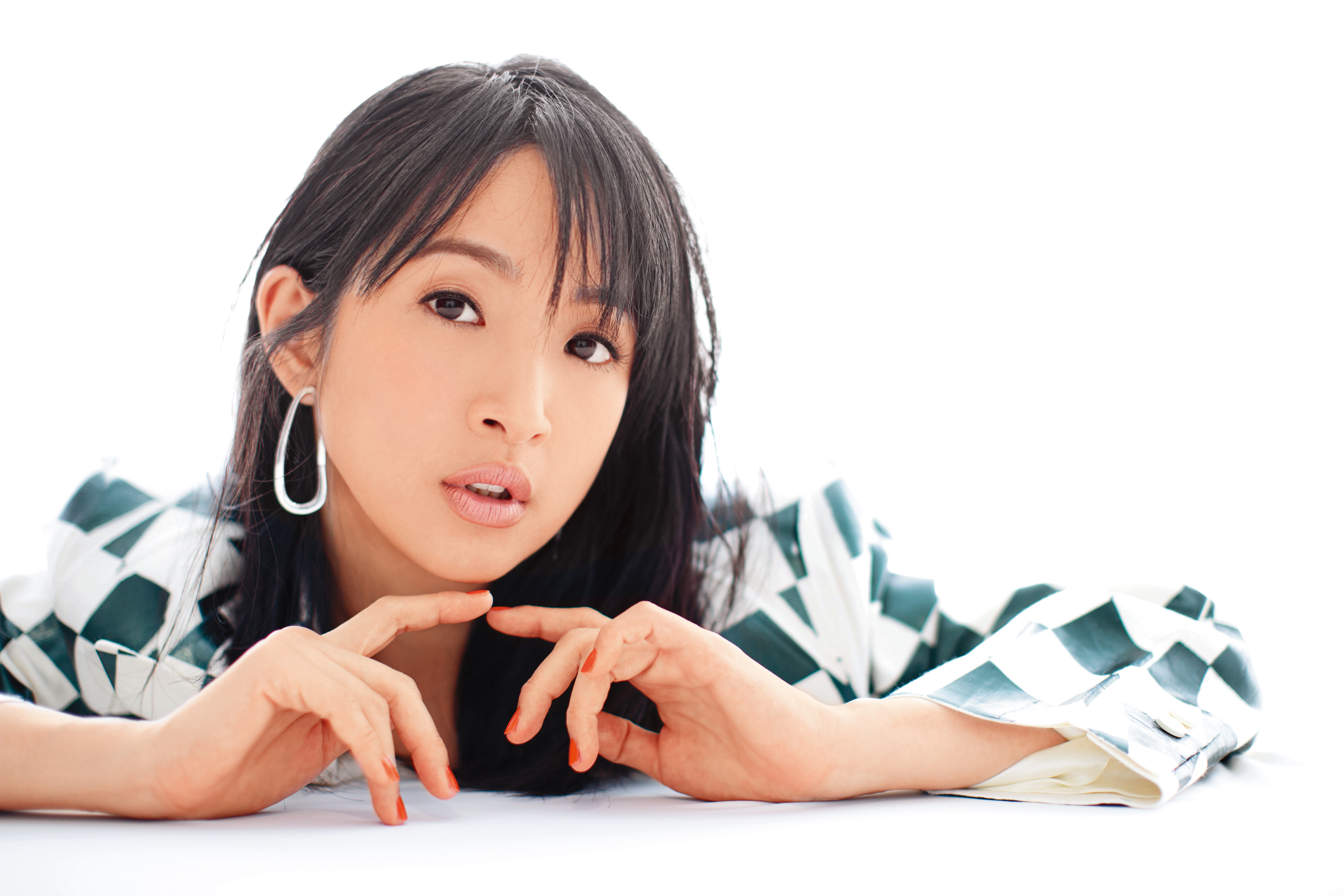 身邊人看來，「零負評」的讚賞對林依晨來說的確沉重，所幸她有一個超強大的優點，就是不在意他人看法，「我其實無所謂，蠻任性做我自己，隨他們講，反正人都有部分自由。」