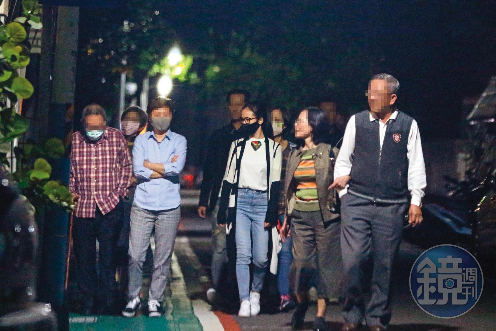 與老公林于超遠距婚姻，林依晨（左五）跟夫家經常進行家庭活動，互當彼此的隊友。