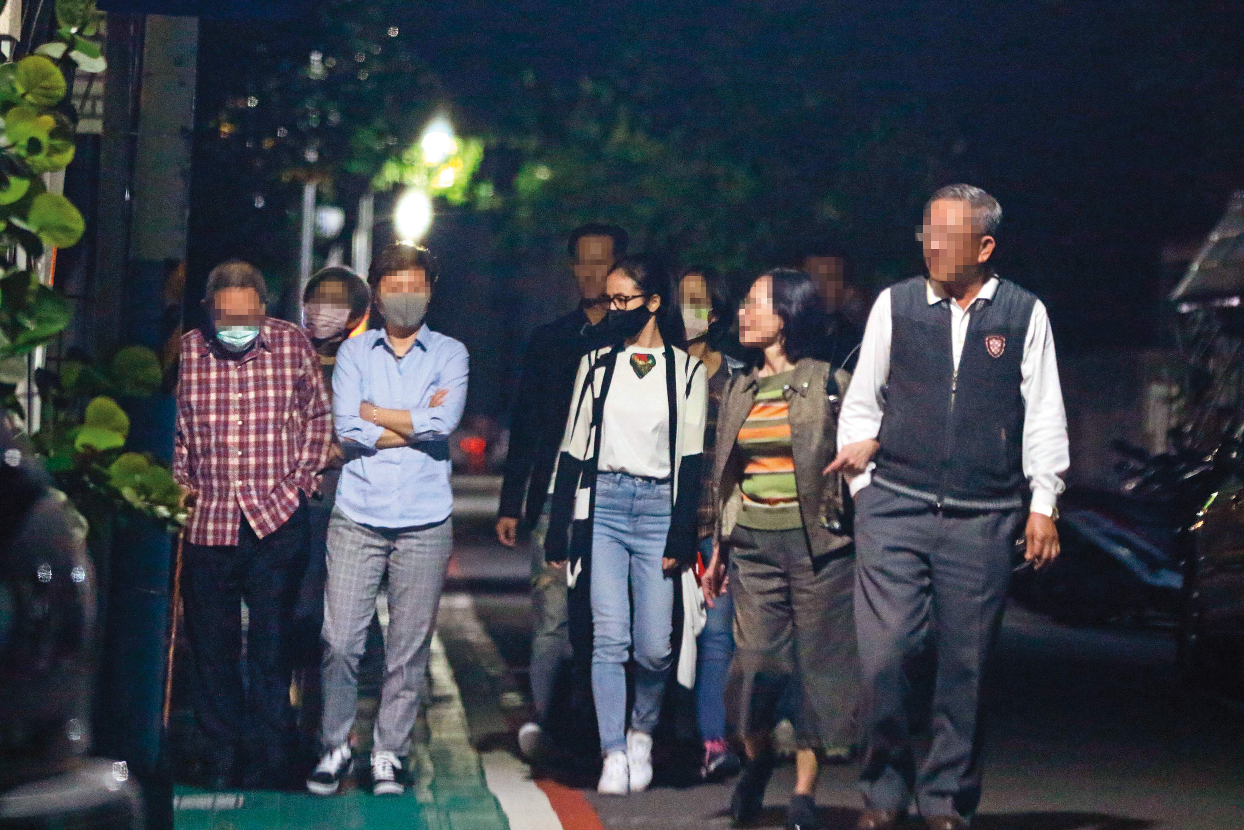 與老公林于超遠距婚姻，林依晨（左五）跟夫家經常進行家庭活動，互當彼此的隊友。