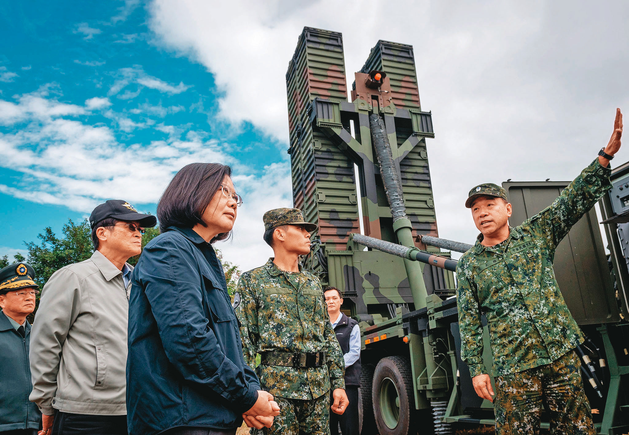 總統蔡英文去年2月赴花蓮視察空軍防空飛彈指揮部飛彈基地，了解天弓飛彈部署狀況。（總統府提供）