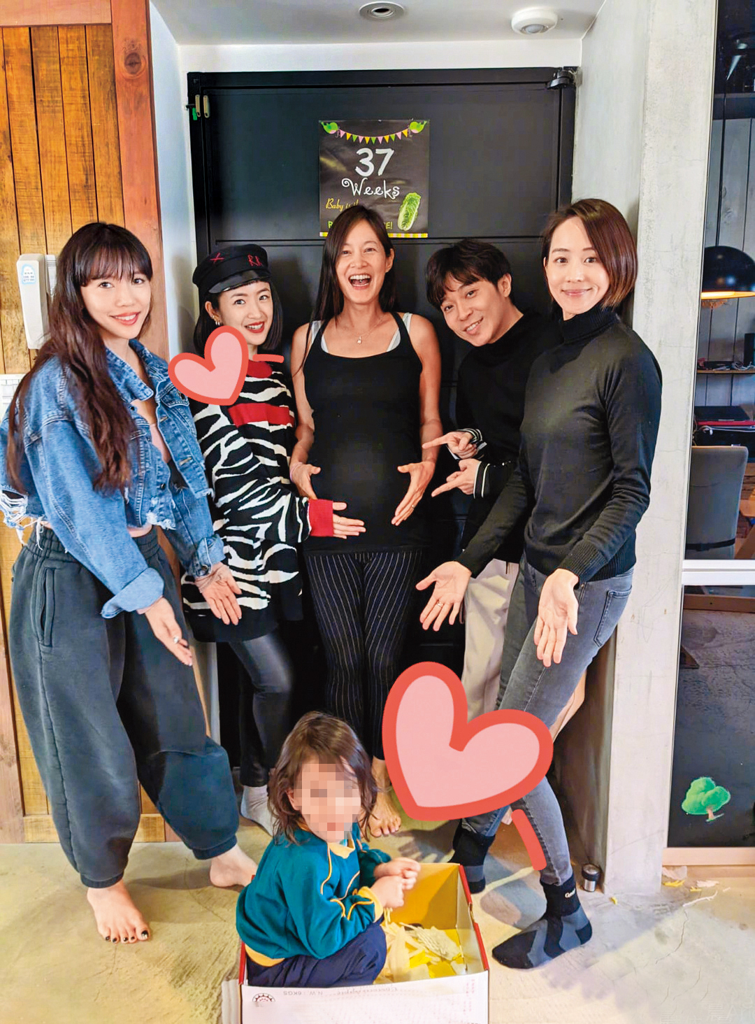 林依晨（左二）身邊有著一群好閨密，雖然各自際遇不同，但在她準備當媽媽時提供不少陪伴。左起為李靚蕾、Janet謝怡芬、吳青峰和張鈞甯。（翻攝自林依晨微博）
