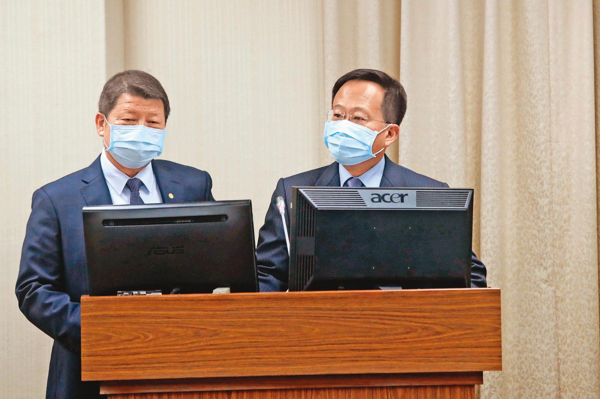 中科院長張忠誠（右）前年4月上任後，收到廠商寫檢舉信大爆軍購案有鬼，院方徹查後主動向調查局提告，全案才東窗事發。（中央社）