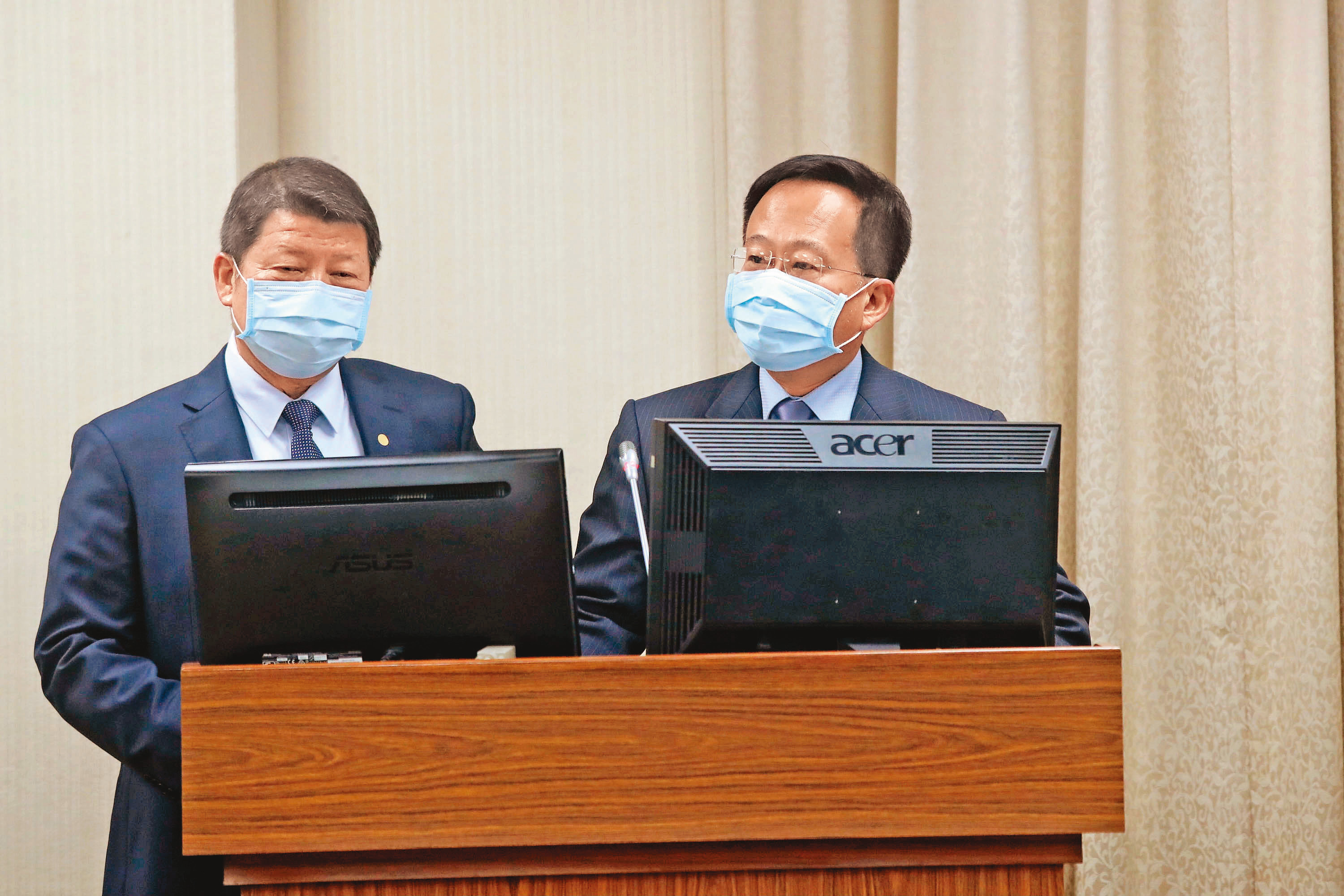 中科院長張忠誠（右）前年4月上任後，收到廠商寫檢舉信大爆軍購案有鬼，院方徹查後主動向調查局提告，全案才東窗事發。（中央社）