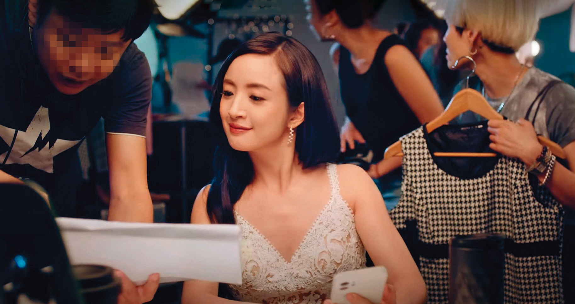 林依晨即使懷孕還是接下新工作，但她以巧妙方式掩飾孕肚，符合她想低調時就低調的作風。（翻攝自《放置英雄Eureka》官方網站）