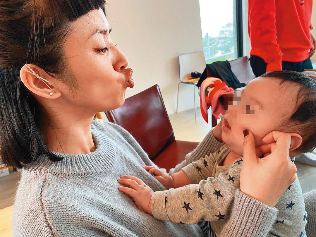 林依晨逗弄別人的小孩時充滿母愛。過去被問要生幾個?她還打趣說另一半未來想生3個,但她覺得「生一支足球隊」(11個)更好。(翻攝自林依晨IG)