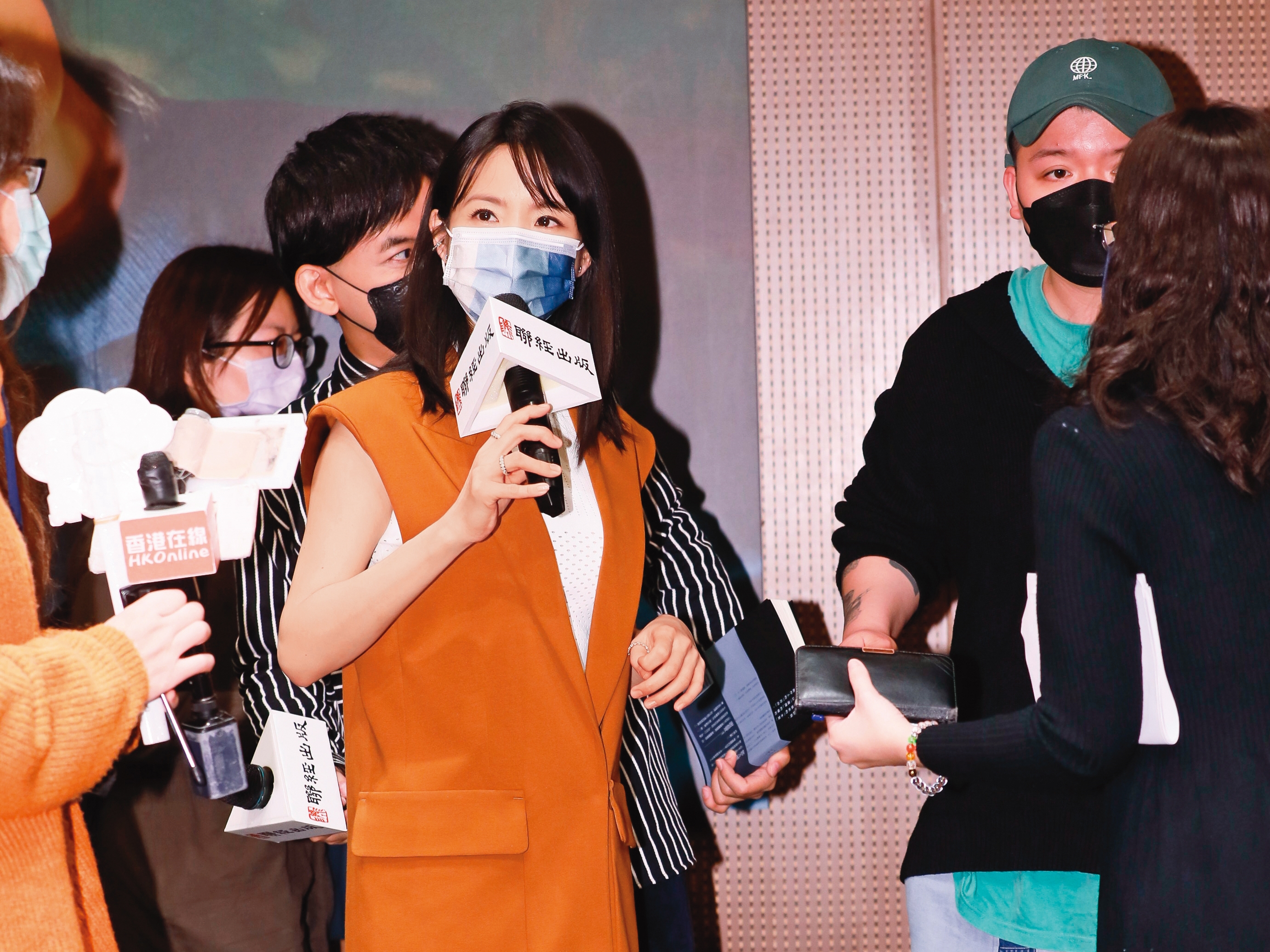 產後不久，林依晨就忙著打書《做自己，為什麼還要說抱歉？》，藉由自己的人生經驗分享，「想告訴大家每個人都是灰色的，有人深灰、有人淺灰。」