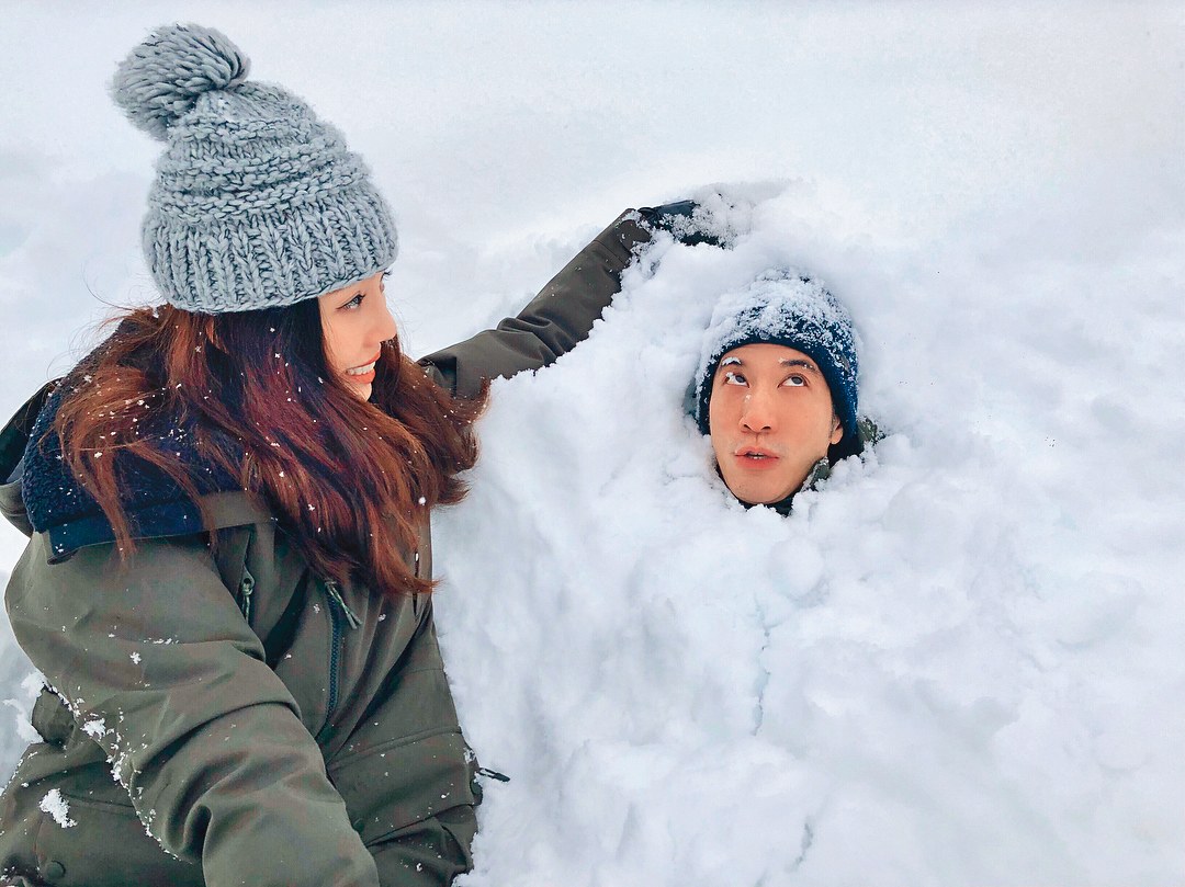 王力宏（右）曾秀出被李靚蕾（左）活埋雪中的搞笑照，如今還真被蕾神埋了。（翻攝自王力宏IG）