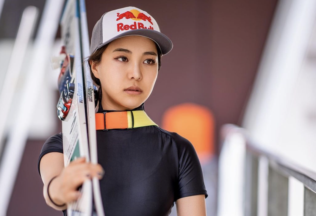 日本滑雪女神高梨沙羅在跳台滑雪混合項目第一跳拿下103公尺好成績，卻在第二跳之前遭判服裝違規成績不計，讓她當場痛哭。（翻攝高梨沙羅Instagram）