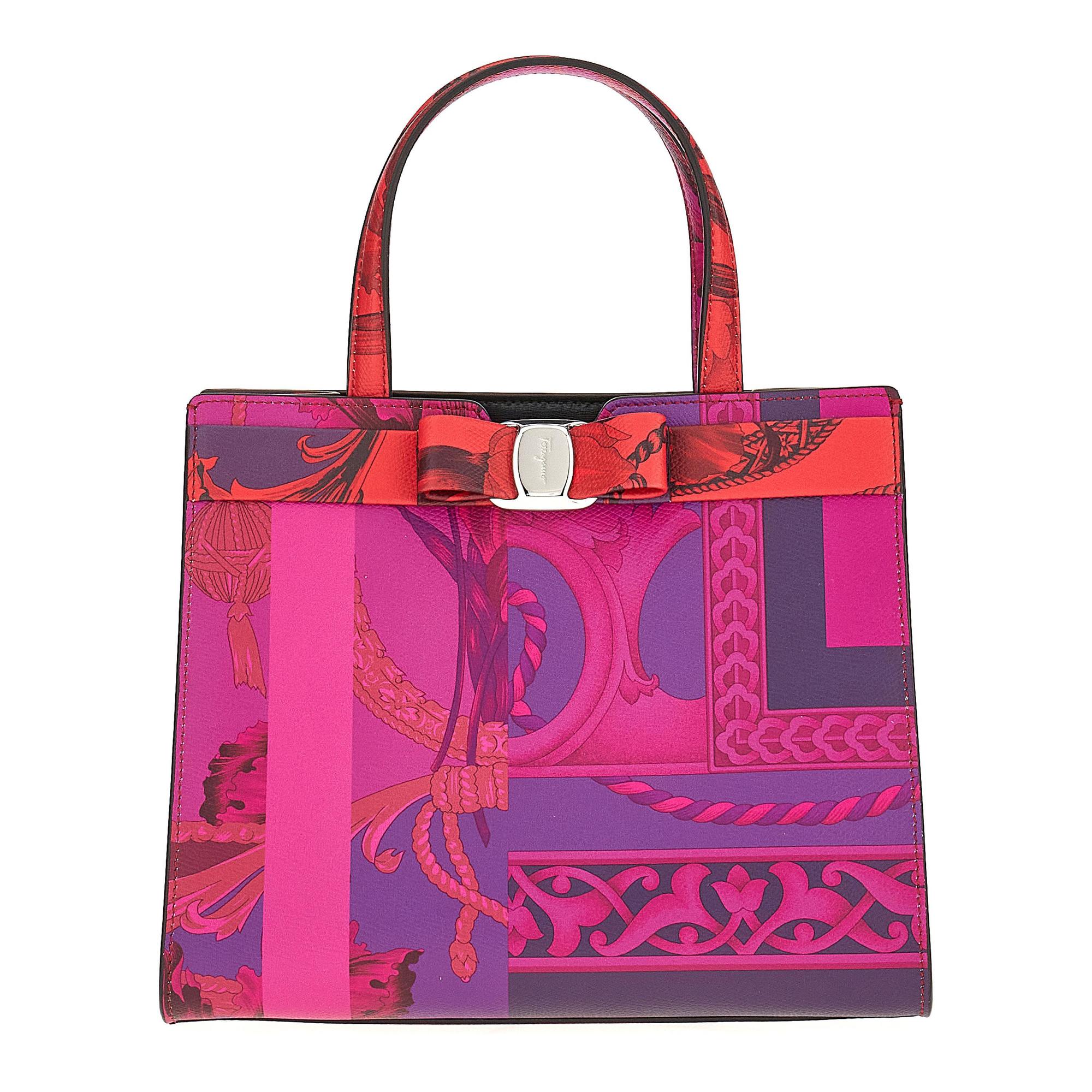 情人節限定系列印花皮革手提包,NT$53,900。(Salvatore Ferragamo提供)