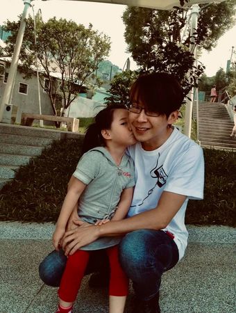 冠佑緊張護女,要女兒別太早談戀愛。(翻攝自Mayday 冠佑臉書)