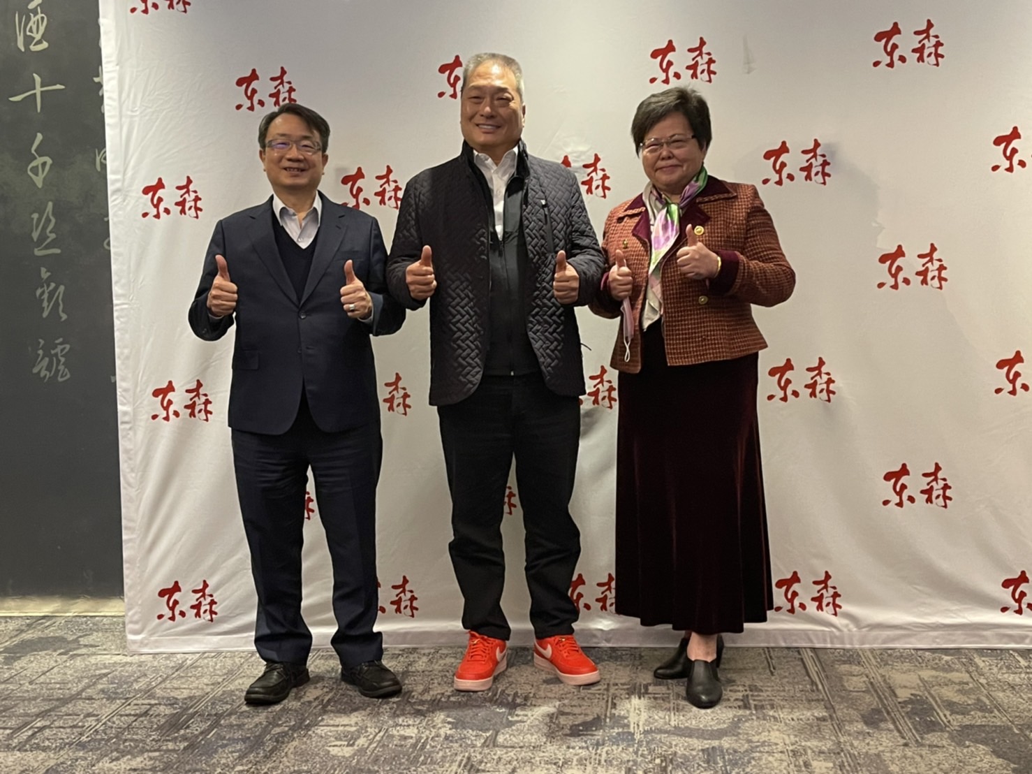 東森集團今舉辦媒體餐敘，王令麟（中）曝有意開500家寵物複合店。