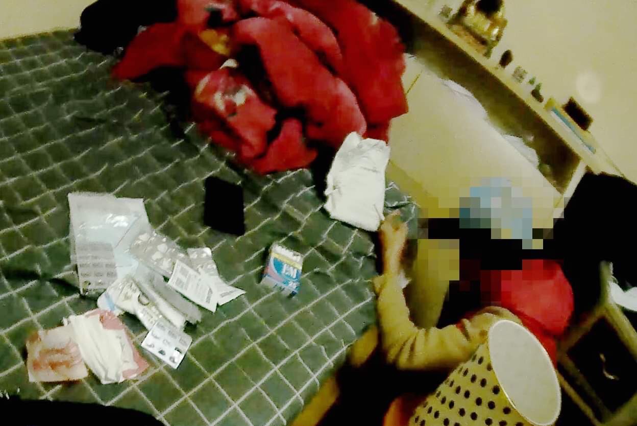 許母翻找兒子房間藏匿的毒品。（警方提供）