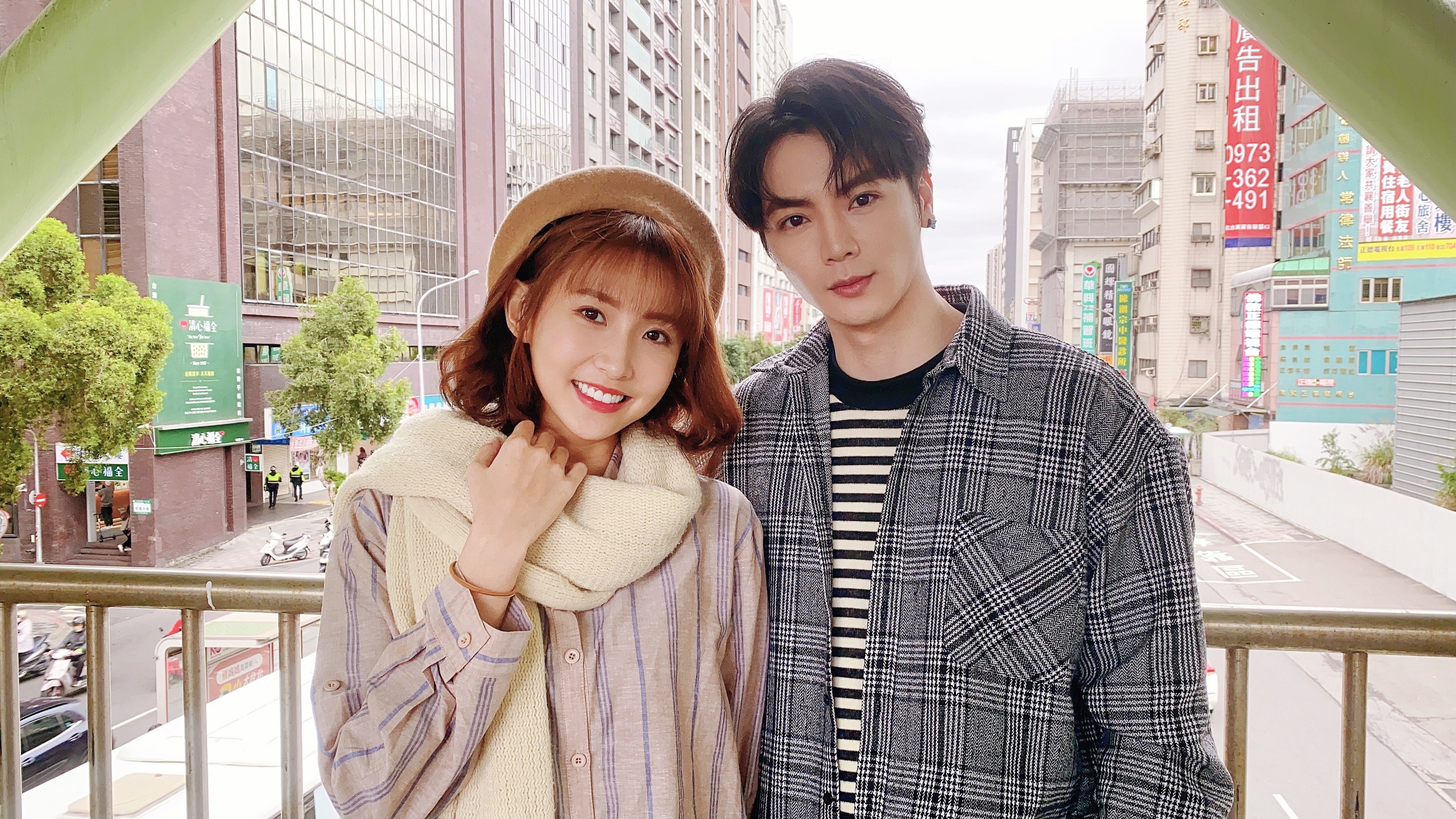 古曜威主打歌〈中意〉MV，邀來甫宣告喜訊的全明星運動會紅隊經理「粿粿」。（單純夢想文創事業提供）