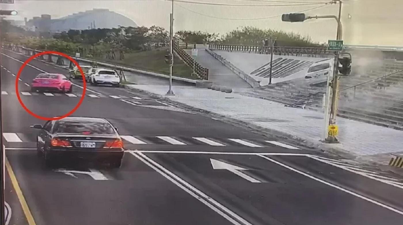 高雄一輛BMW轎車疑路況不熟,開車衝上濱海公路海堤階梯。(翻攝自我是茄萣人臉書)
