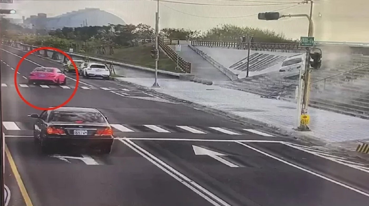 高雄一輛ＢＭＷ轎車疑路況不熟，開車衝上濱海公路海堤階梯。（翻攝自我是茄萣人臉書）
