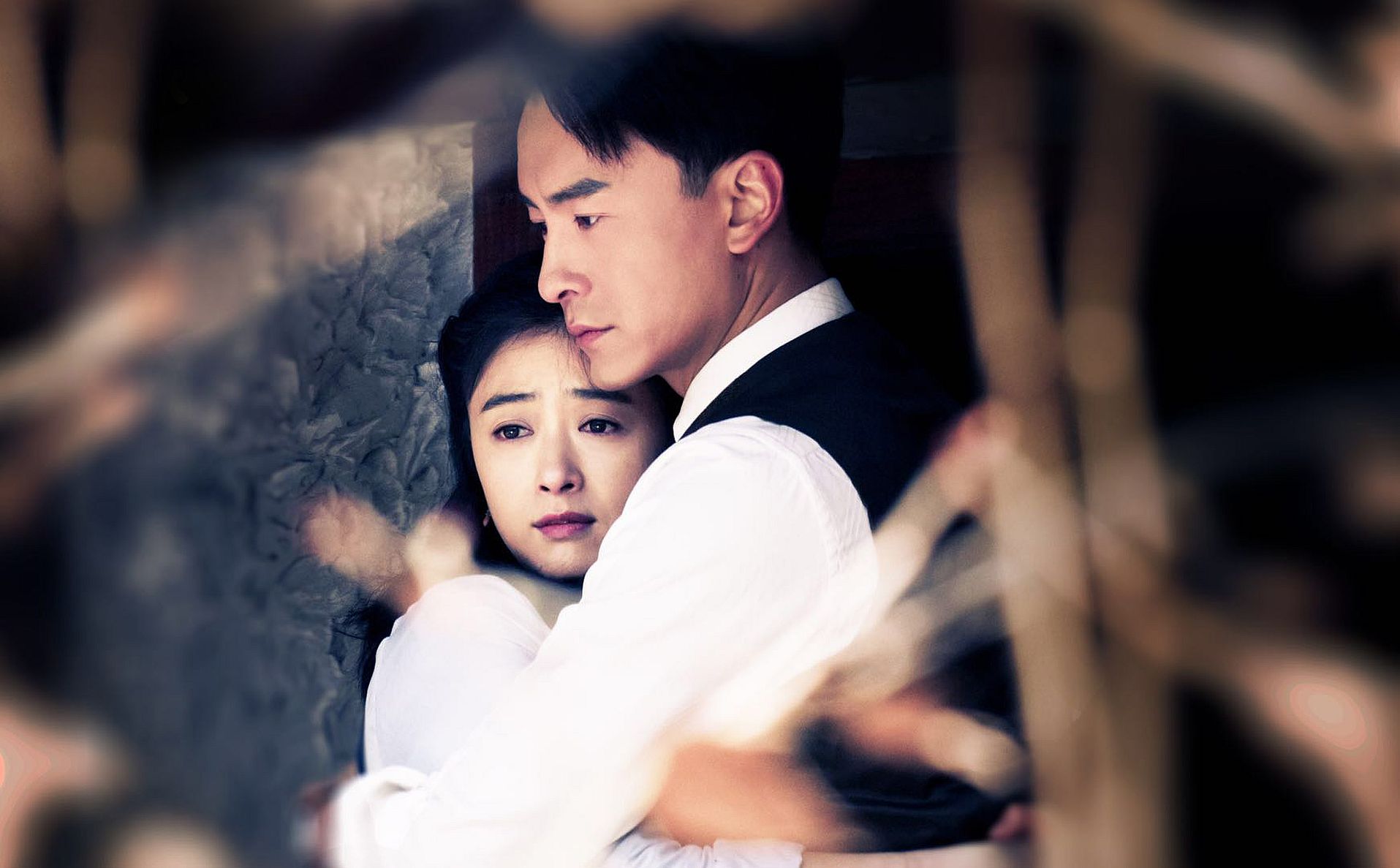 鄭元暢（右）和蔣欣（左）在劇中有精采對手戲。（中天提供）