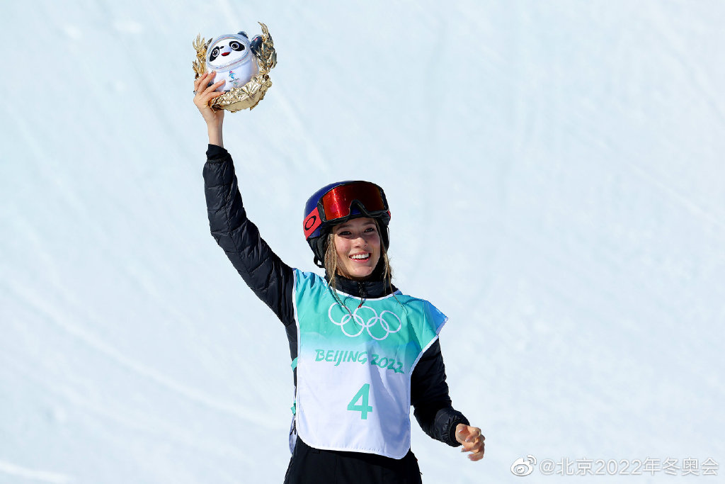 谷愛凌奪下金牌後高舉吉祥物「金墩墩」。（翻攝北京2022冬奧會微博）