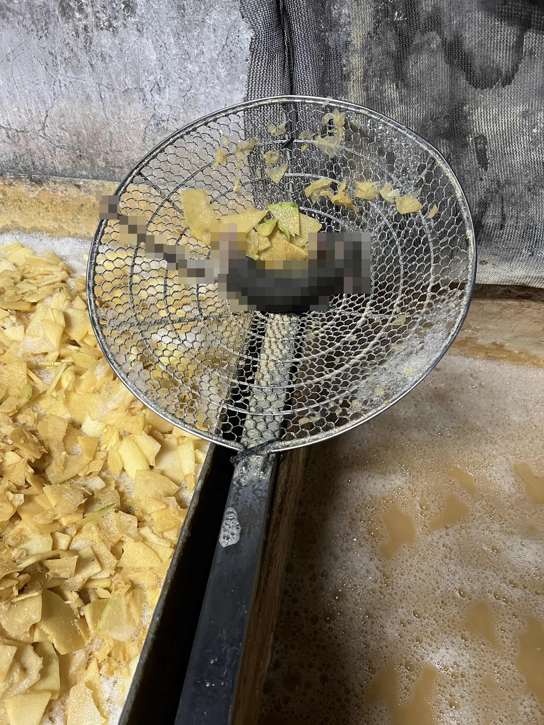 離職員工爆料鍋內有死老鼠。(翻攝畫面)