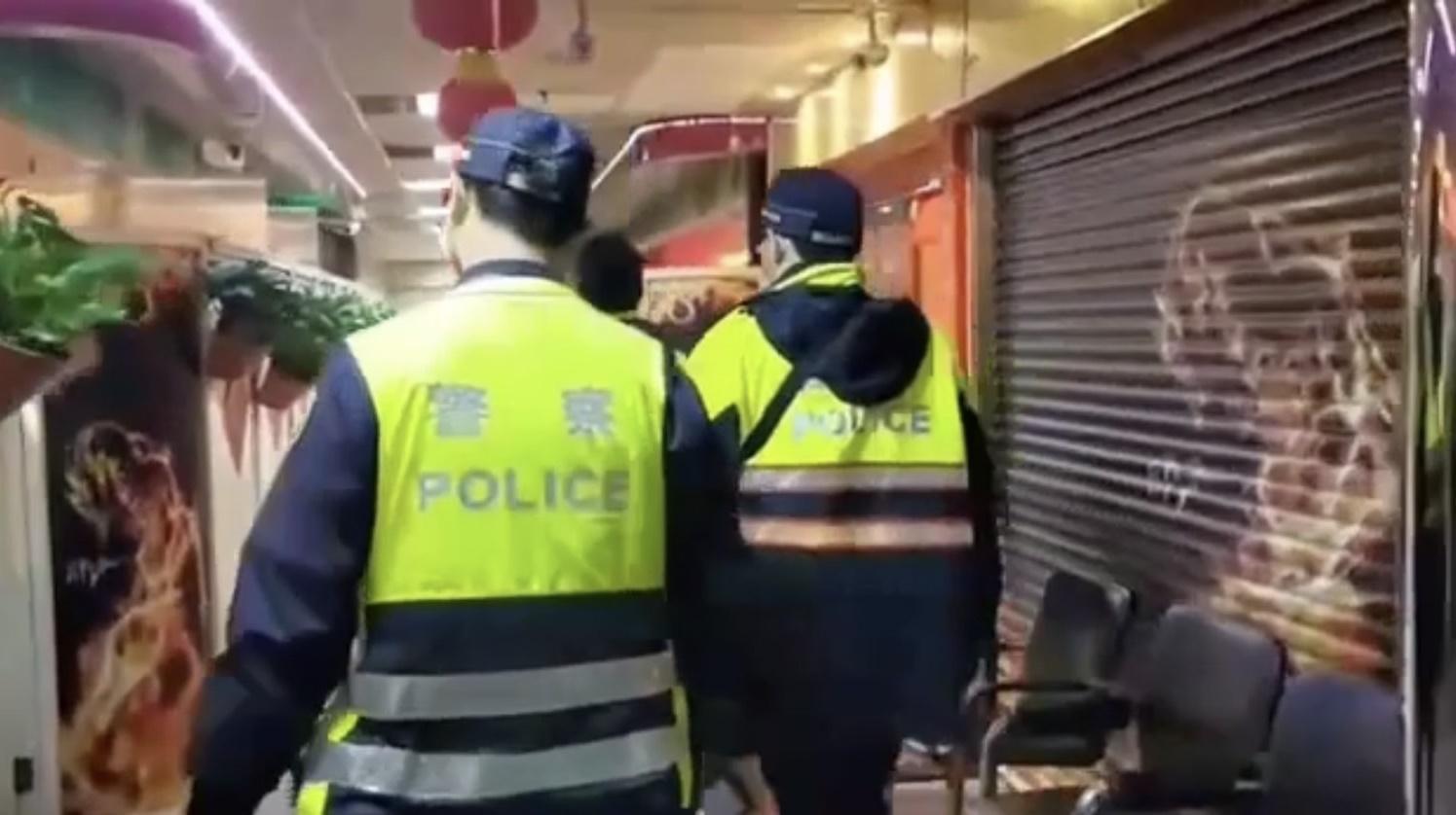 警方臨檢萬華阿公店。（翻攝畫面）