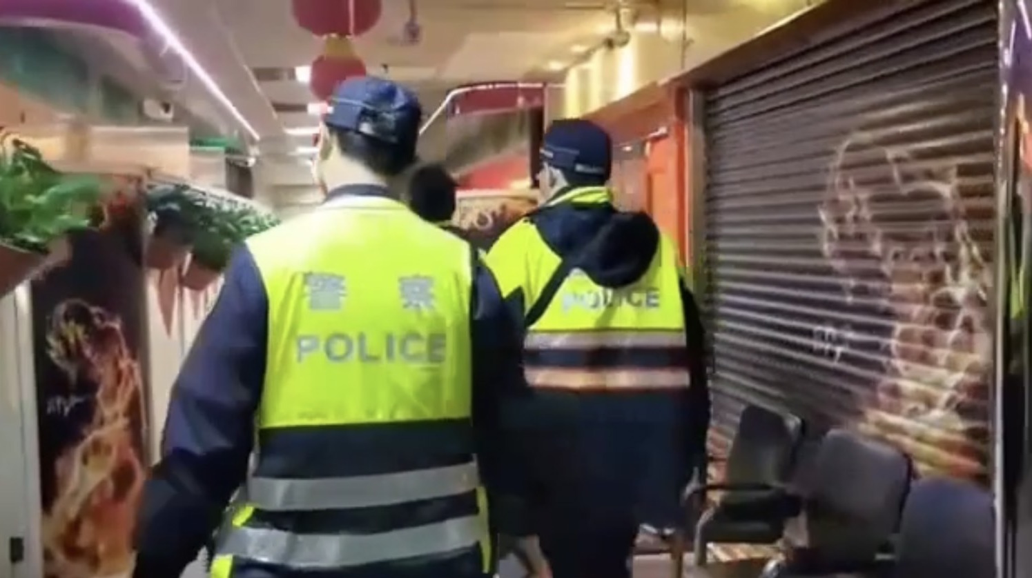 警方臨檢萬華阿公店。(翻攝畫面)