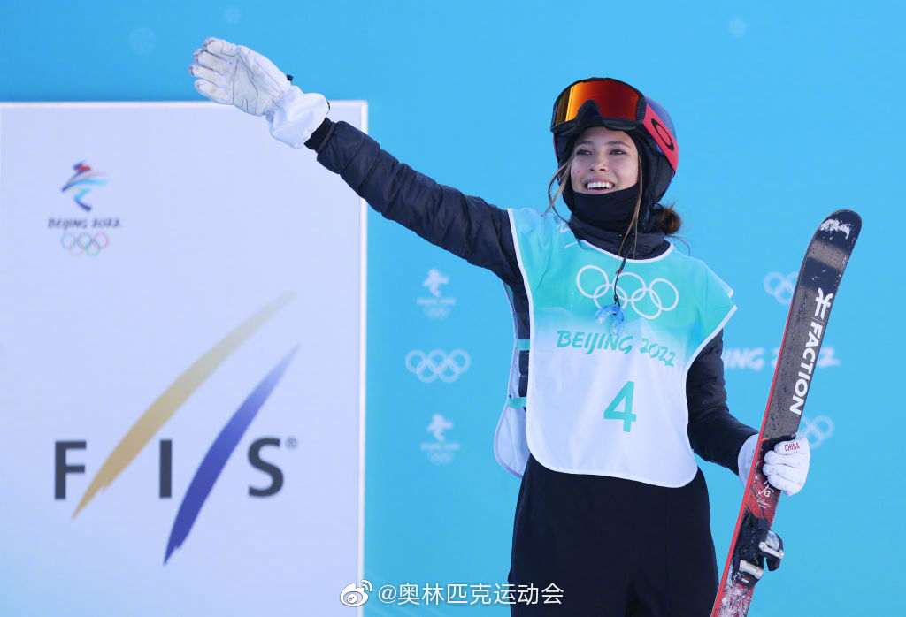 谷愛凌今奪下自由滑雪女子大跳台項目金牌。（翻攝奧林匹克運動會微博）