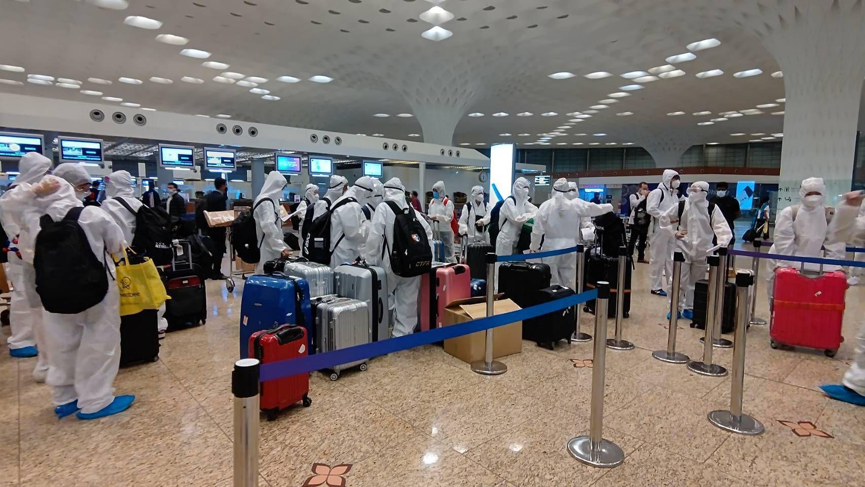 台灣女足代表隊抵達桃園機場,除了原先6名確診者以外,增添1人染疫。(體育署提供)