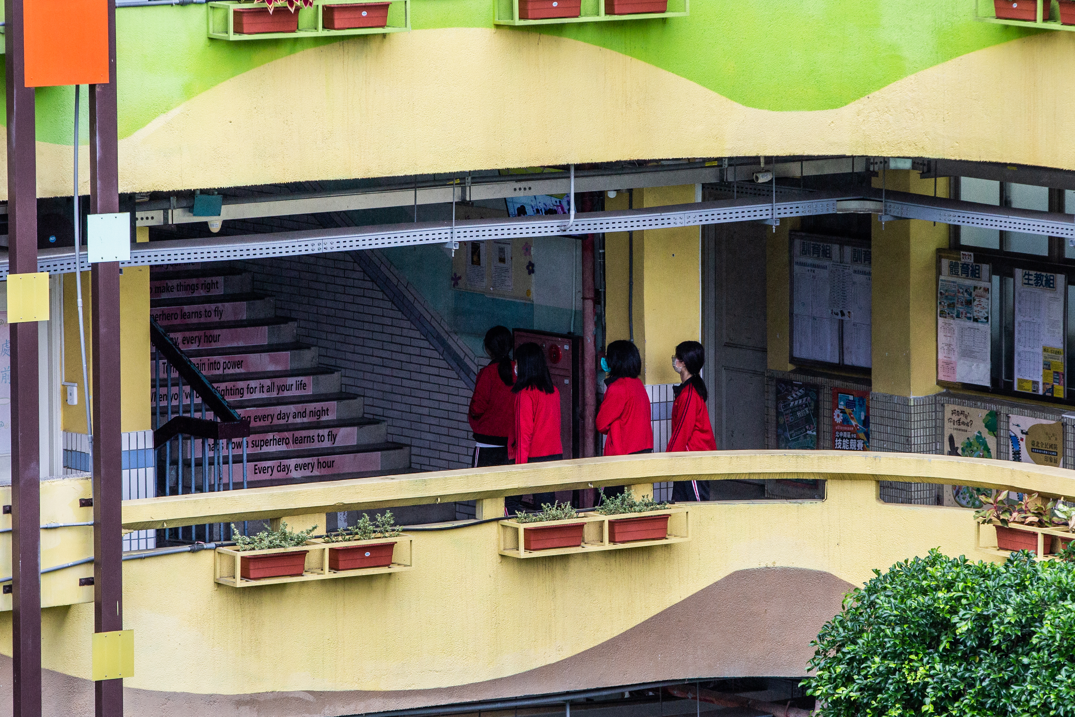 因應本土疫情未歇，台北市教育局祭出分級規範防疫措施。（本刊資料照）