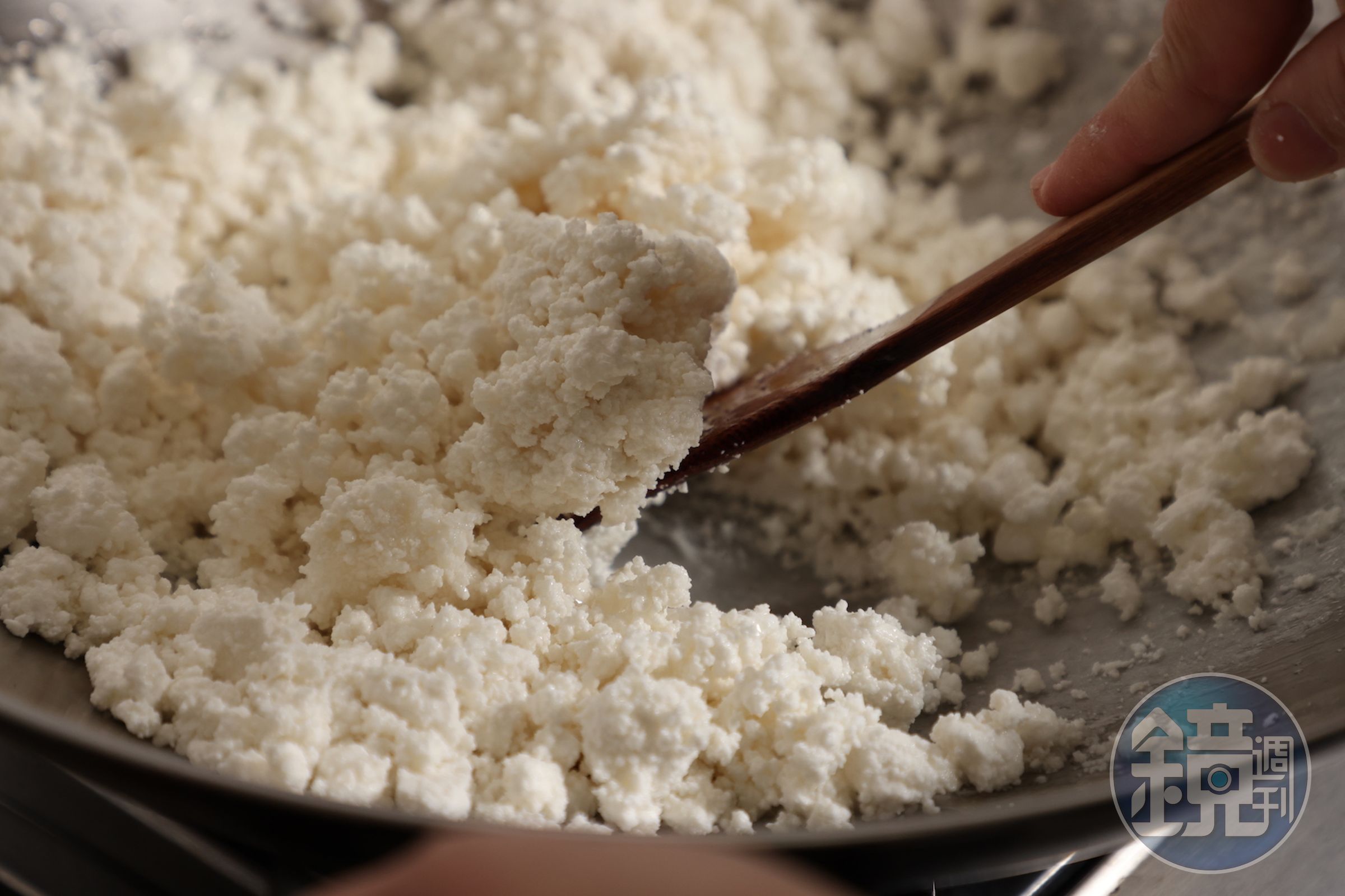 加油來拌炒壓乾的糯米粉做成「粄母」。